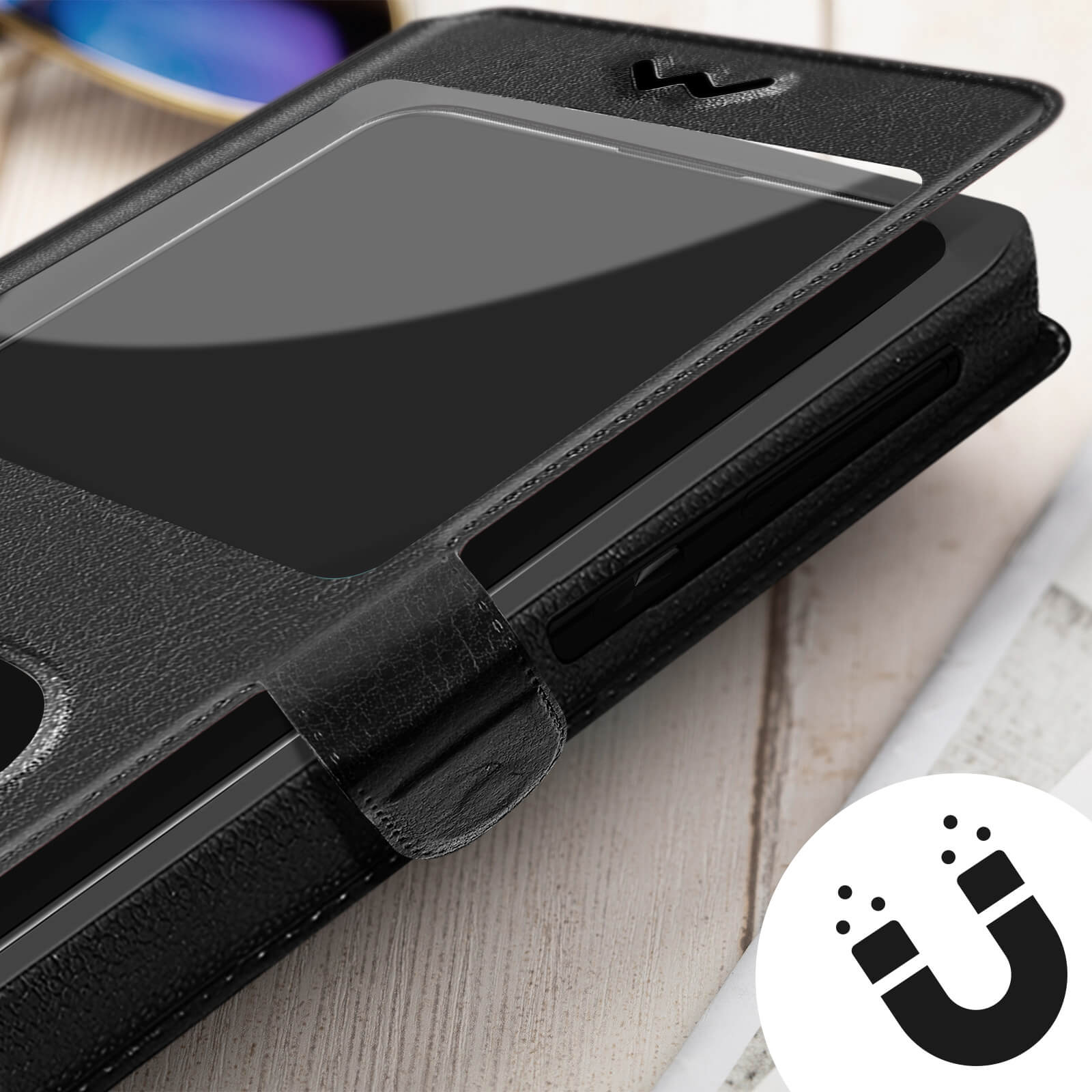 Telefono nero in una custodia a portafoglio in pelle. È visibile un segnale magnetico.