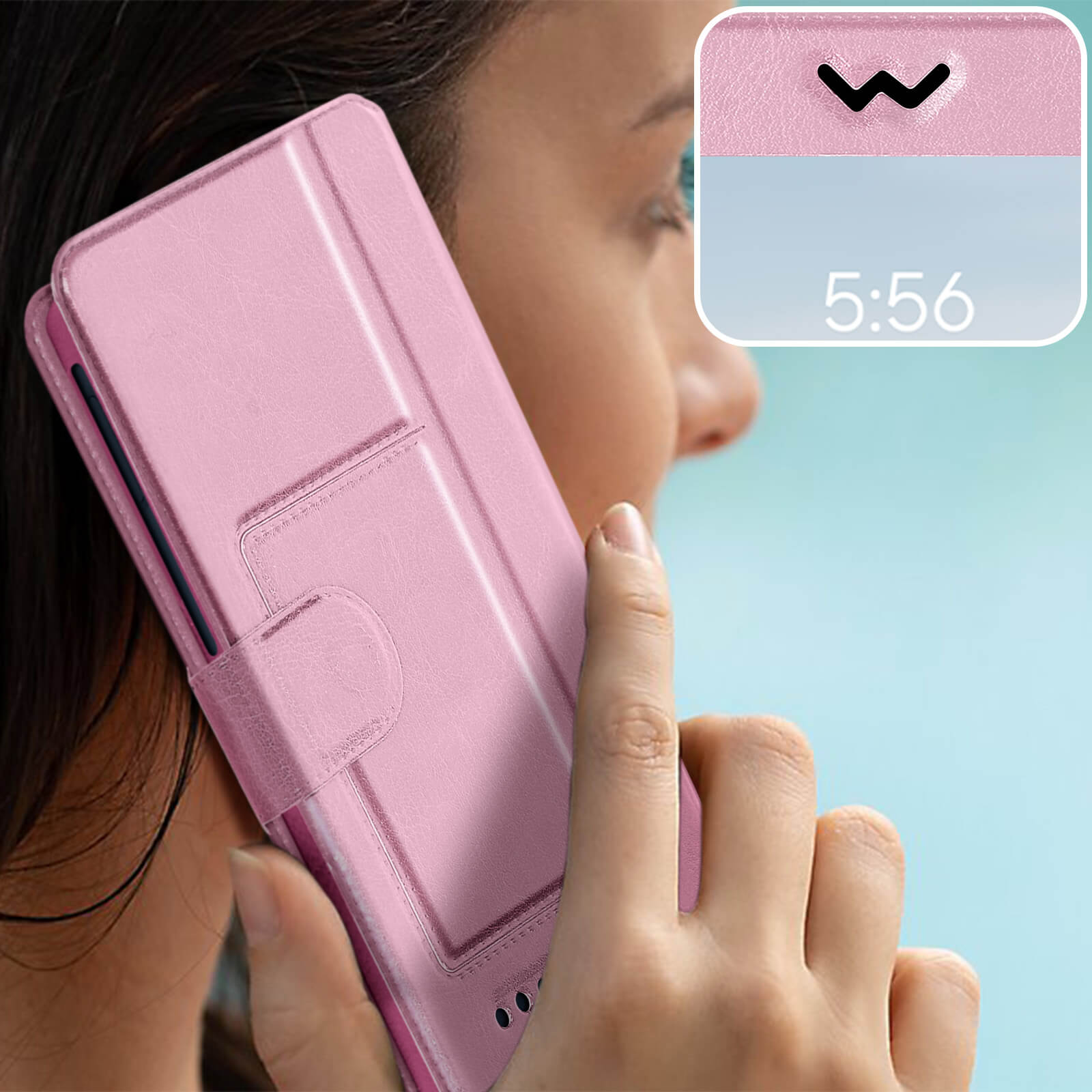 Une femme tenant une coque de téléphone rose à son oreille, avec un petit écran affichant l'heure, sur fond rose.