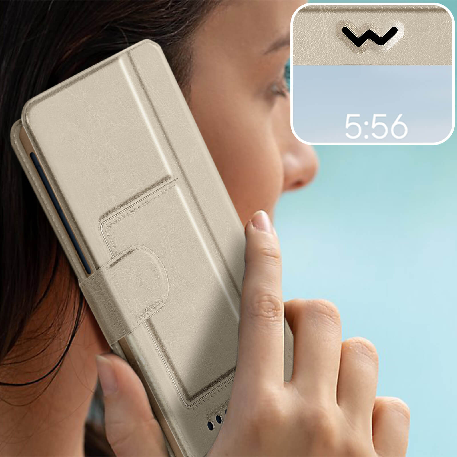 Donna che tiene una custodia beige per telefono, mostrando parte dello schermo e l'ora.