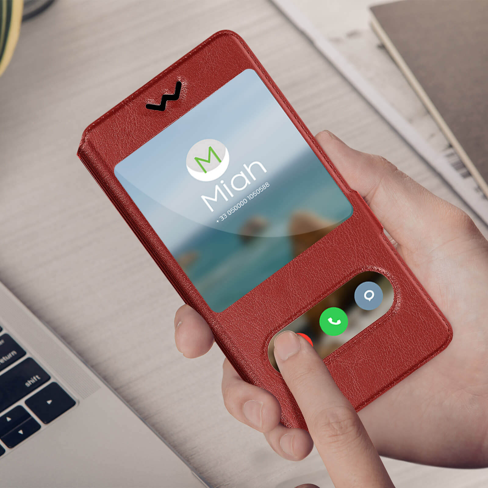 Een rood telefoonhoesje met een scherm dat een oproep weergeeft. Een hand raakt het scherm aan.