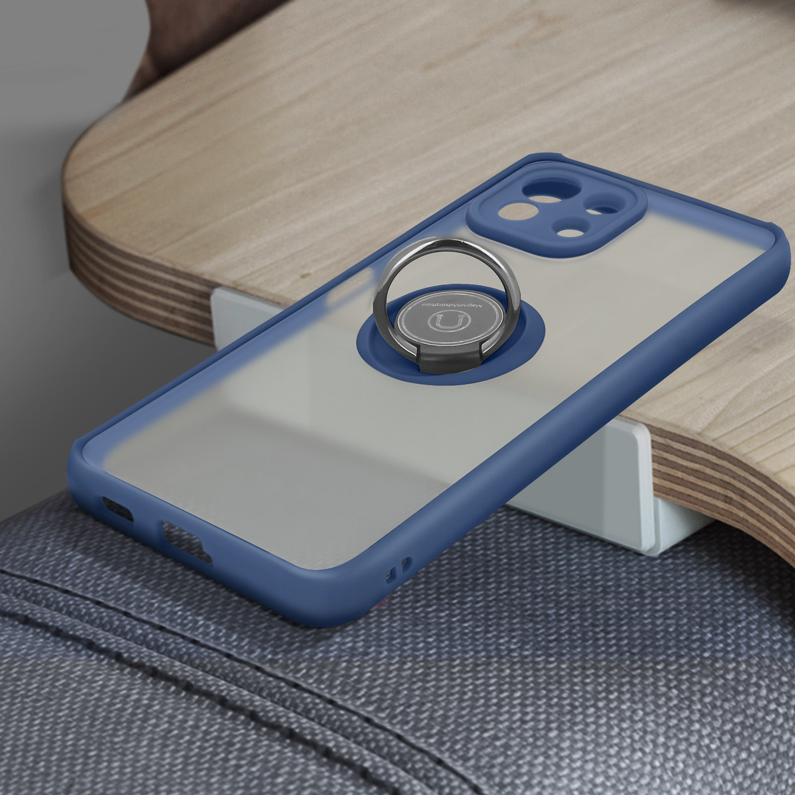 Un étui bleu avec un dos transparent et un support d'anneau argenté pour un téléphone.