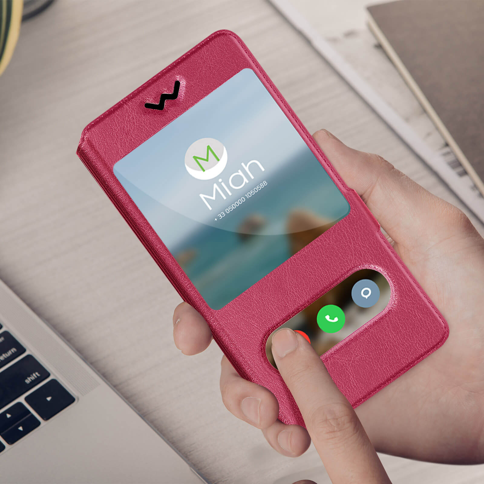 Custodia per telefono rosa con schermo che mostra una chiamata.