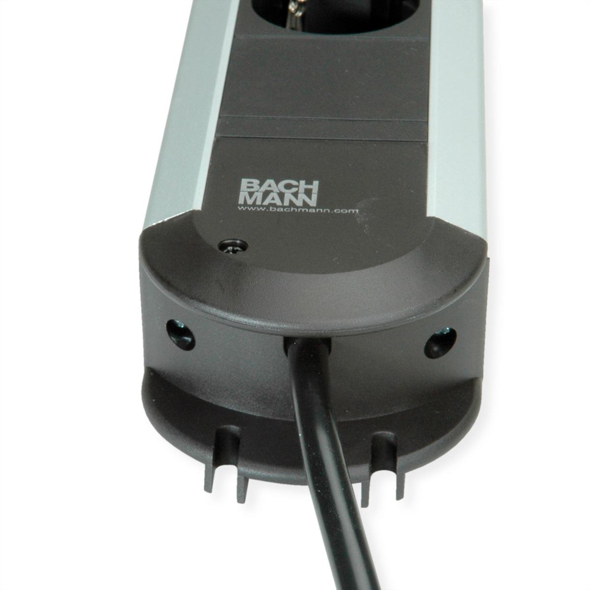 Listwa zasilająca z wieloma gniazdami. Czarny kabel. Białe tło.