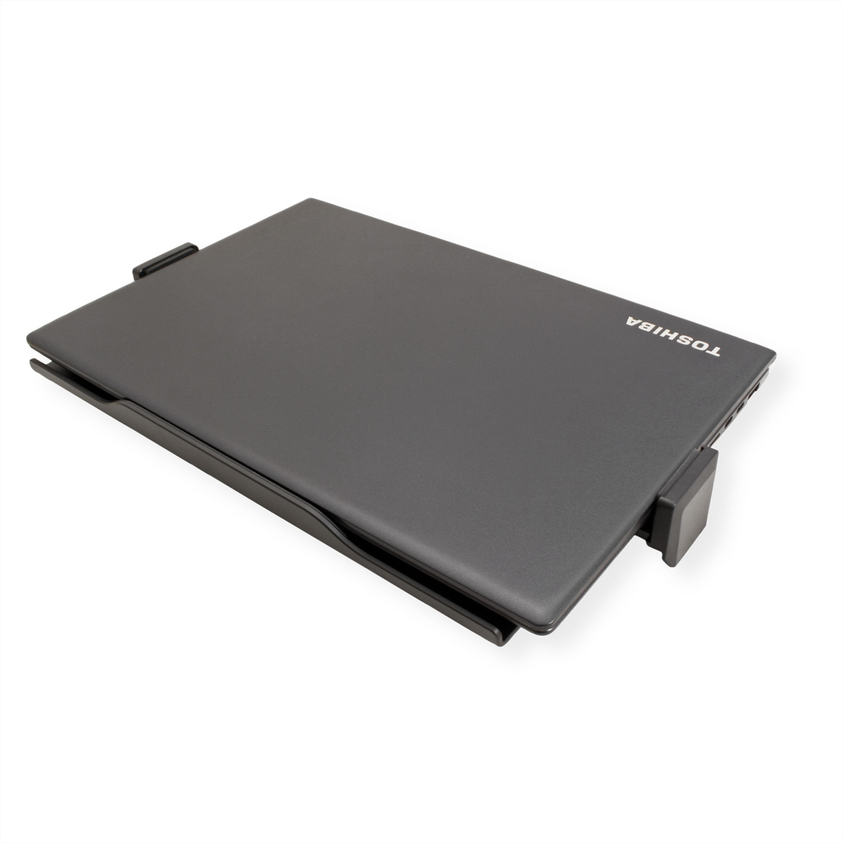 Ein geschlossener schwarzer Toshiba-Laptop auf weißem Hintergrund.