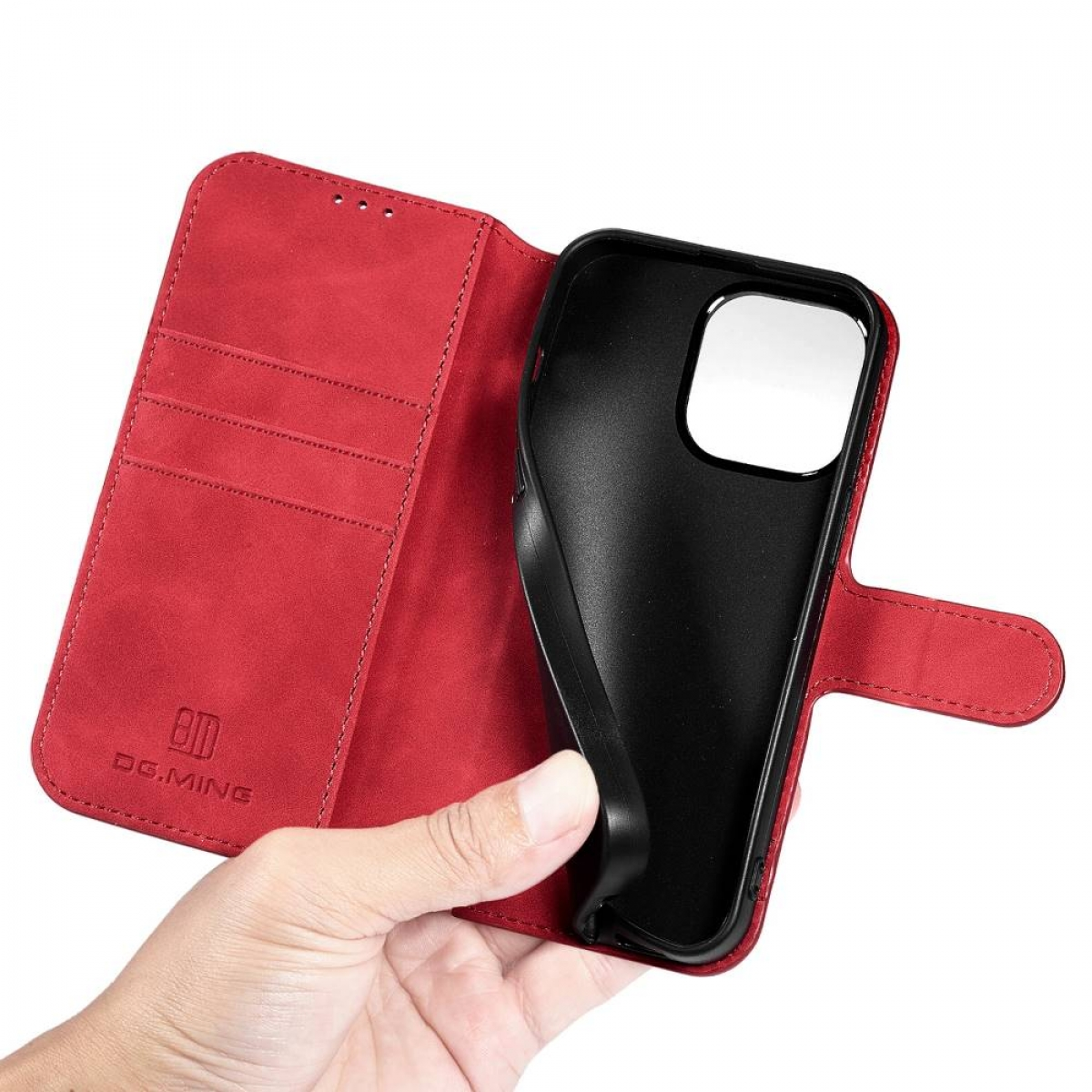 Eine rote Handyhülle geöffnet, mit einem Telefon darin. Die Hülle hat Kartenfächer.