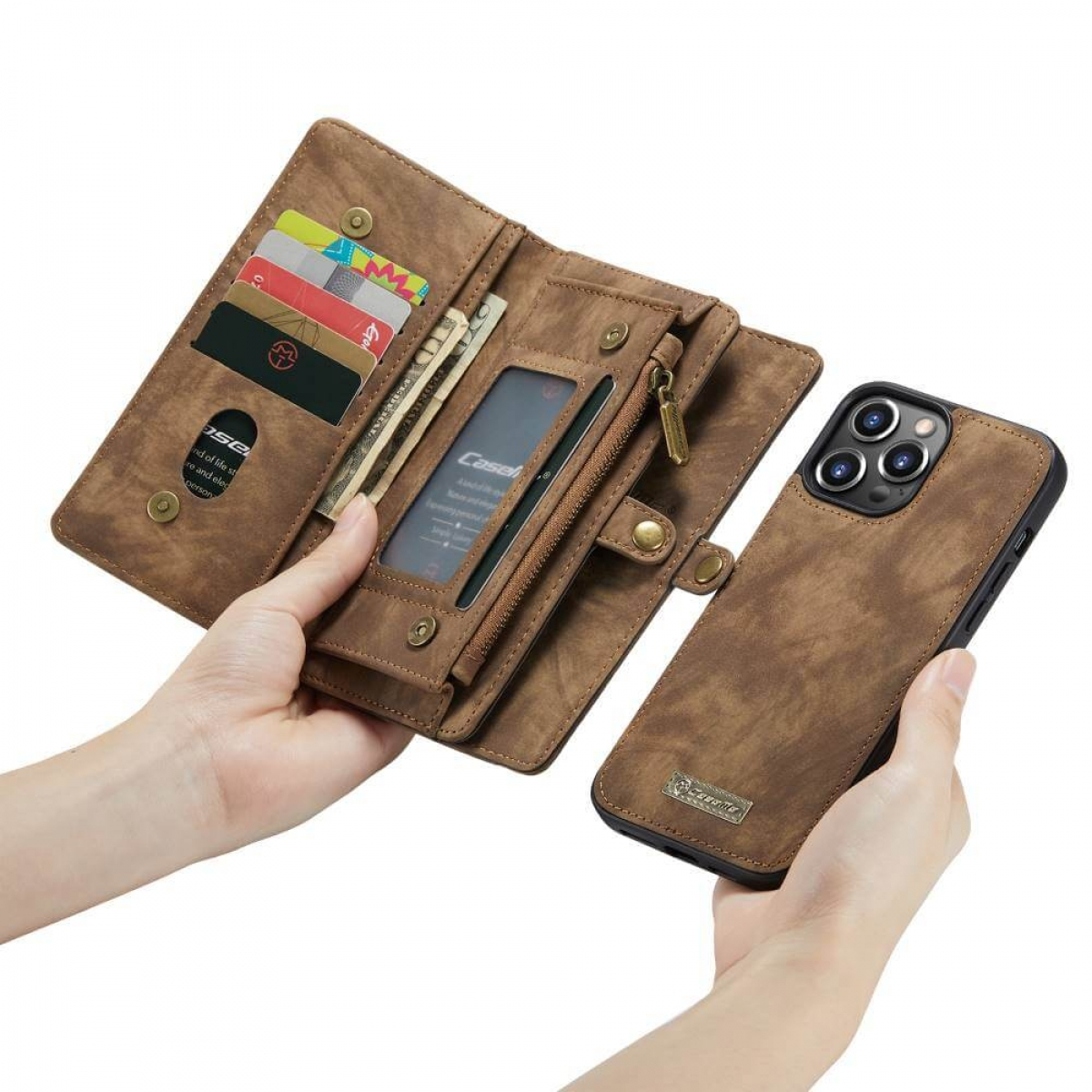 Eine braune Leder-Handyhülle, offen, zeigt Karten, Geld und ein Telefon. Eine braune Lederhülle.