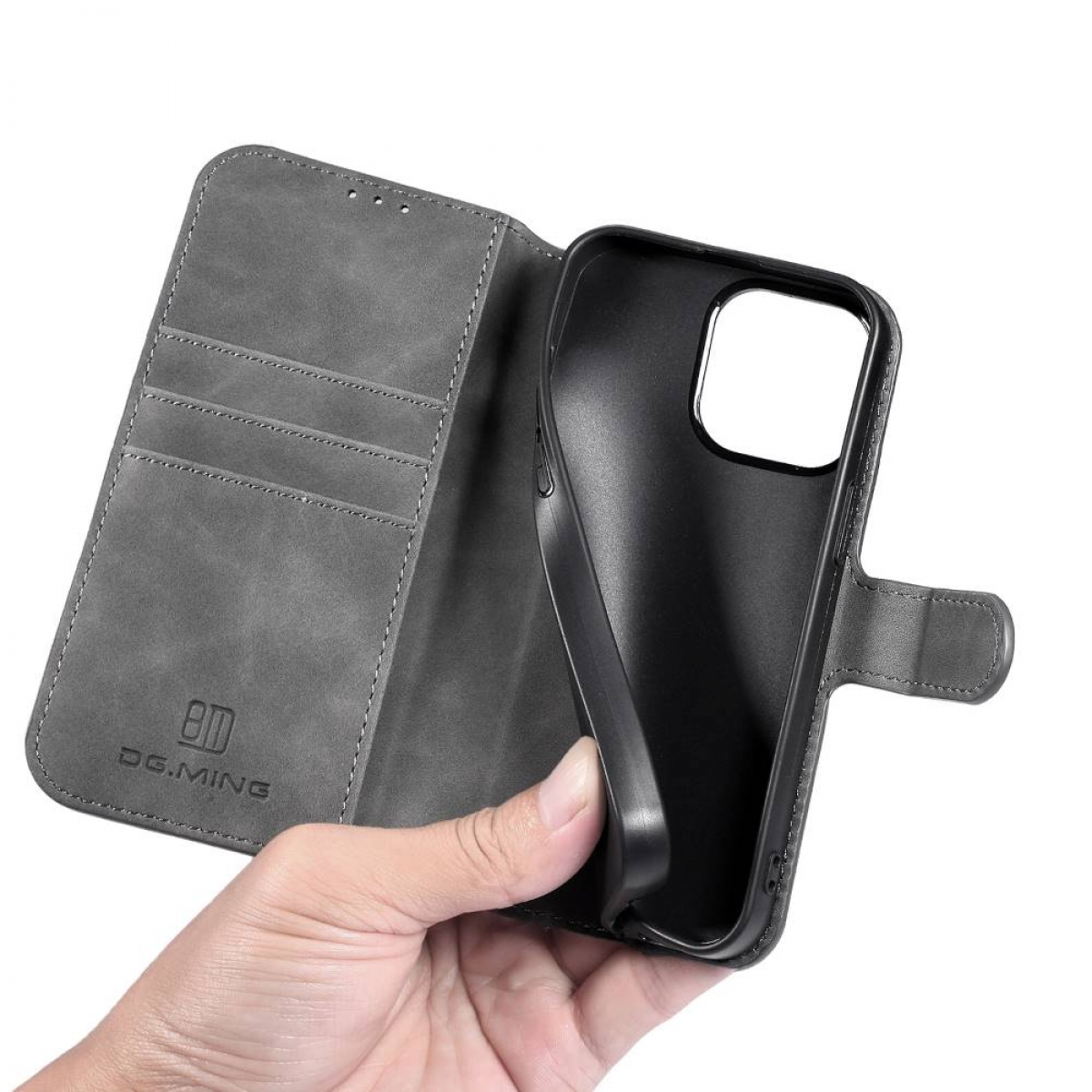 Eine graue Leder-Handyhülle, geöffnet, mit einem Telefon darin. Eine Hand hält die Hülle offen.