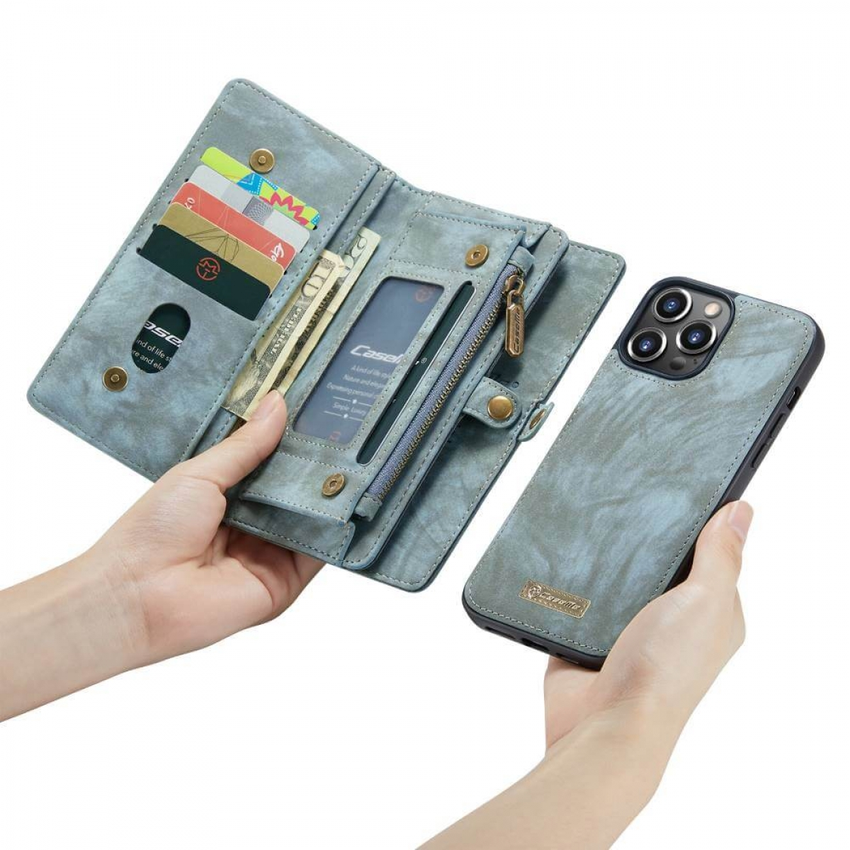 Ein Telefon wird neben einer blauen, offenen Geldbörse gehalten. Die Geldbörse hat Karten und Geld darin.