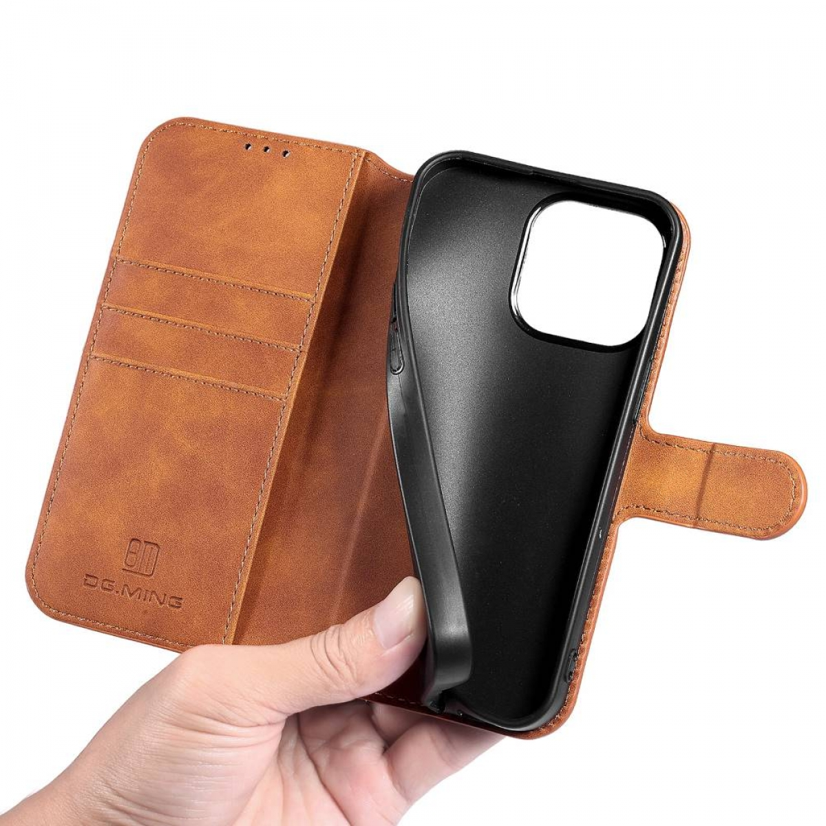 Braune Leder-Handyhülle. Hand, die die Hülle öffnet und das schwarze Innere und den Telefonhalter zeigt.