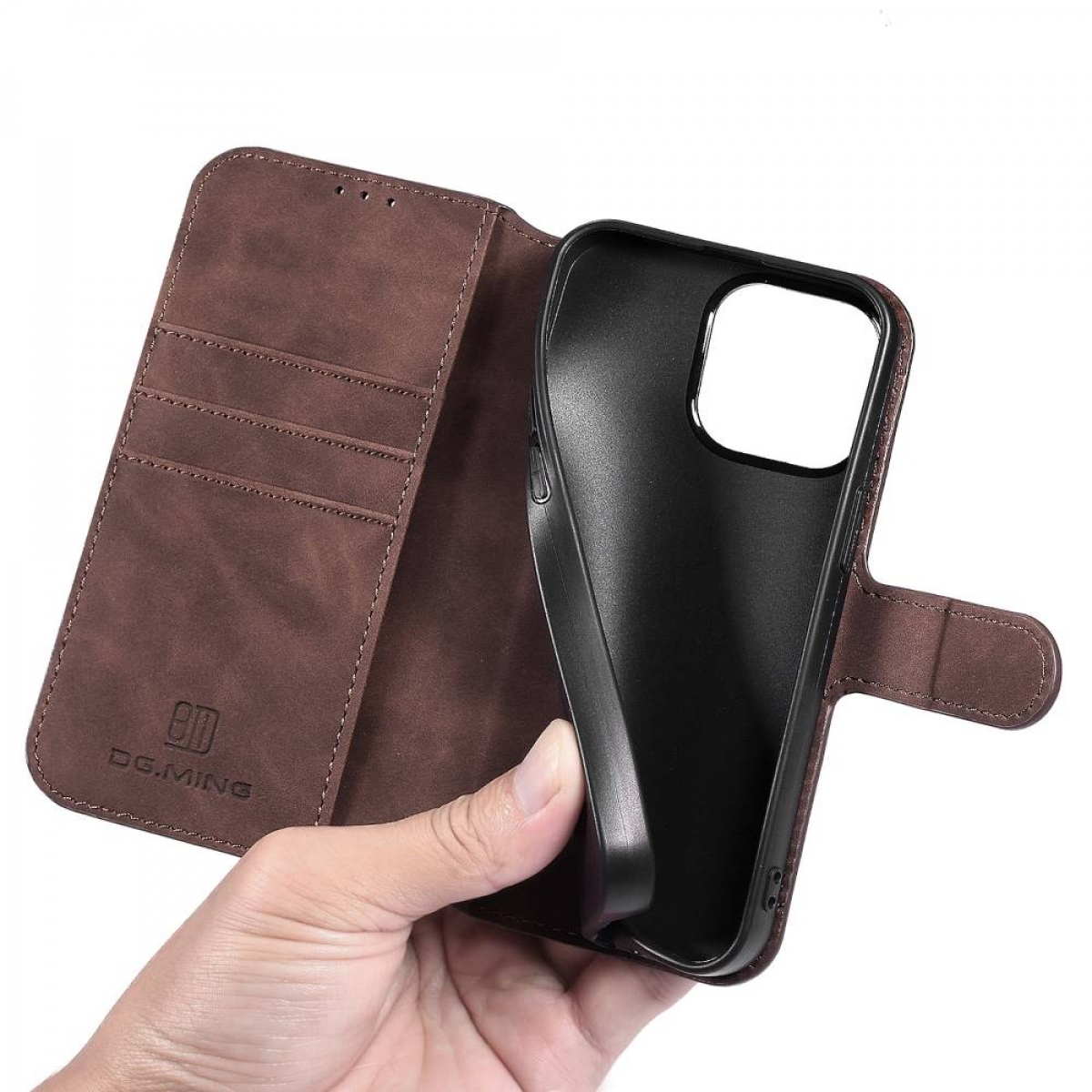 Braune Leder-Handyhülle. Hand, die die Hülle öffnet und das schwarze Innere und den Telefonhalter zeigt.