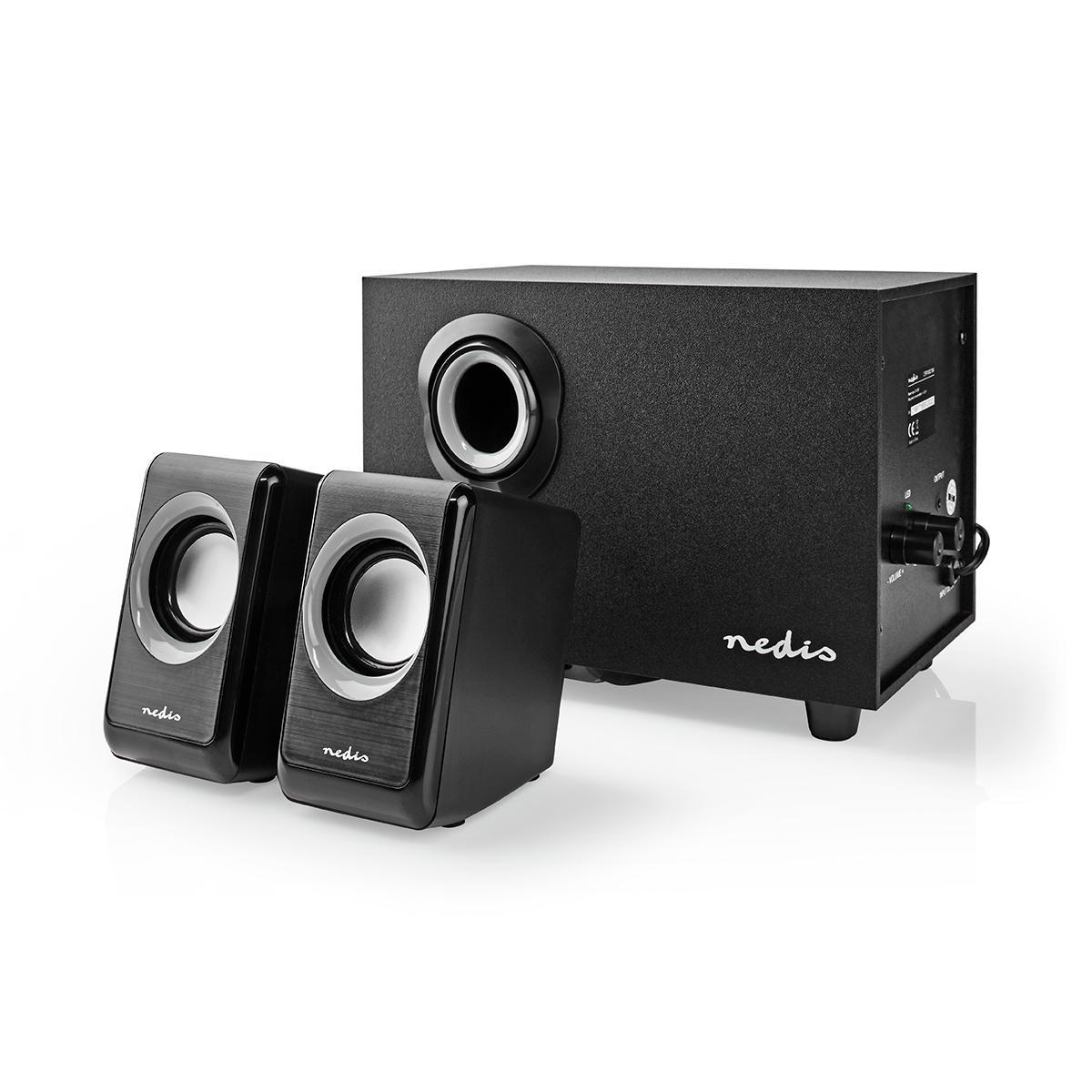 Schwarzes Lautsprechersystem. Mit zwei kleinen Lautsprechern und einem Subwoofer, vor weißem Hintergrund.