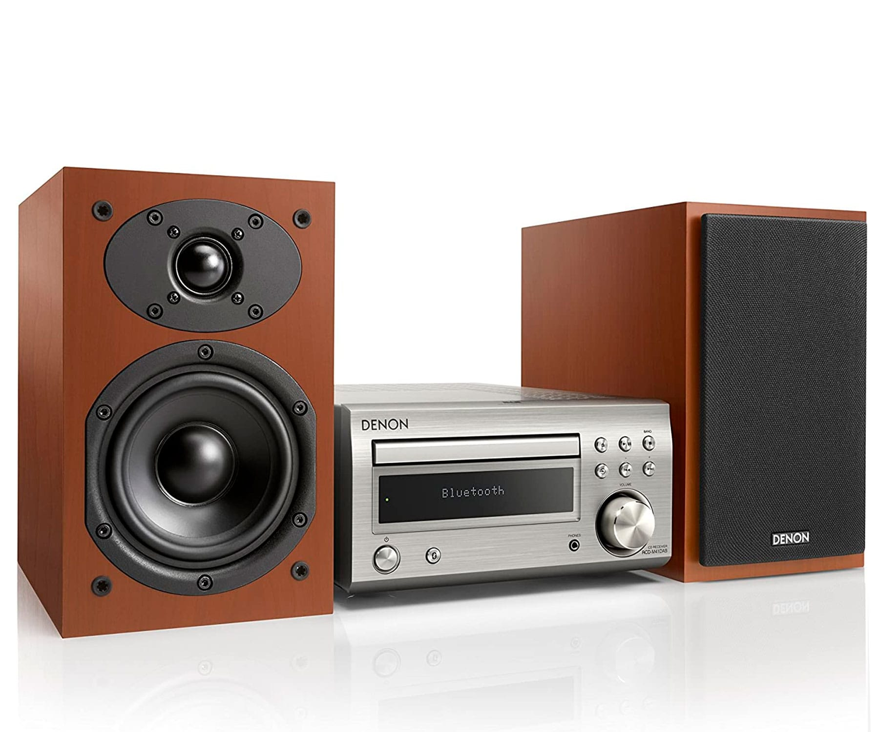 Equipo de audio Denon. Dos altavoces de madera, reproductor de CD plateado. Bluetooth en pantalla.