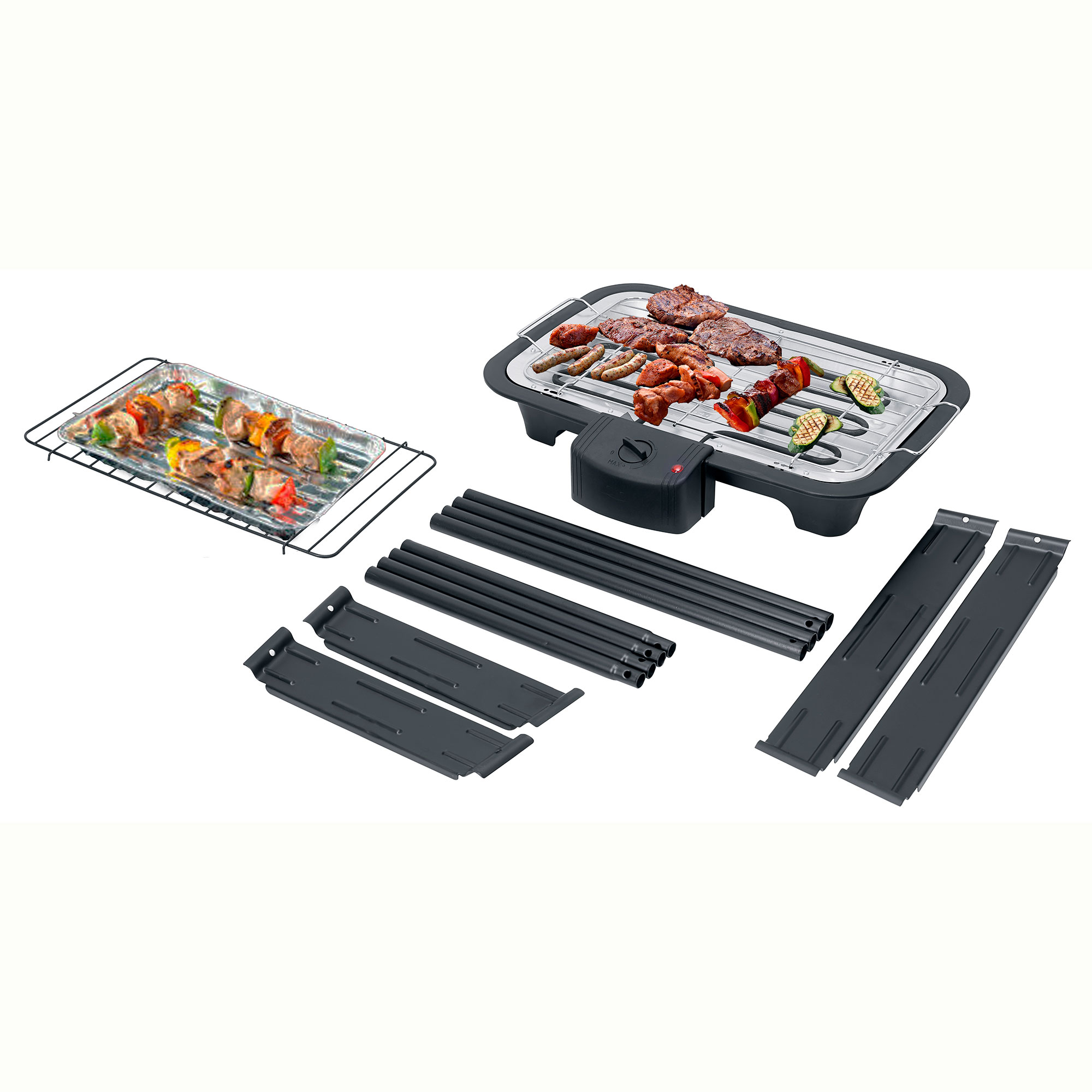 Zusammengebauter Elektrogrill mit Essen, plus Komponenten, auf weißer Oberfläche.