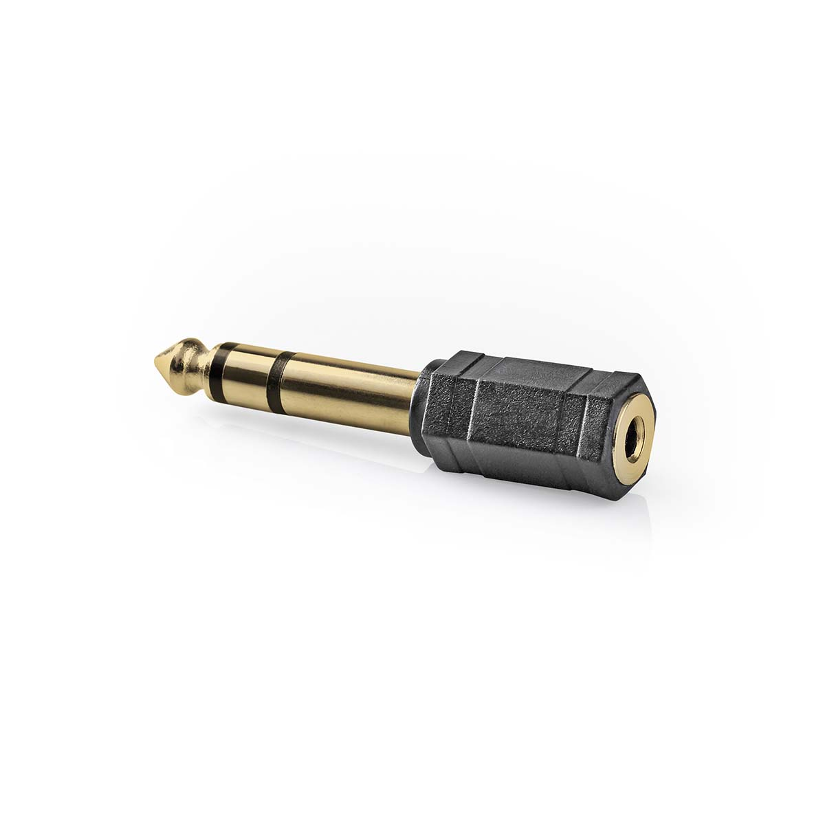 Adattatore jack audio oro e nero, su superficie bianca. L'adattatore è da 6,35 mm a 3,5 mm.