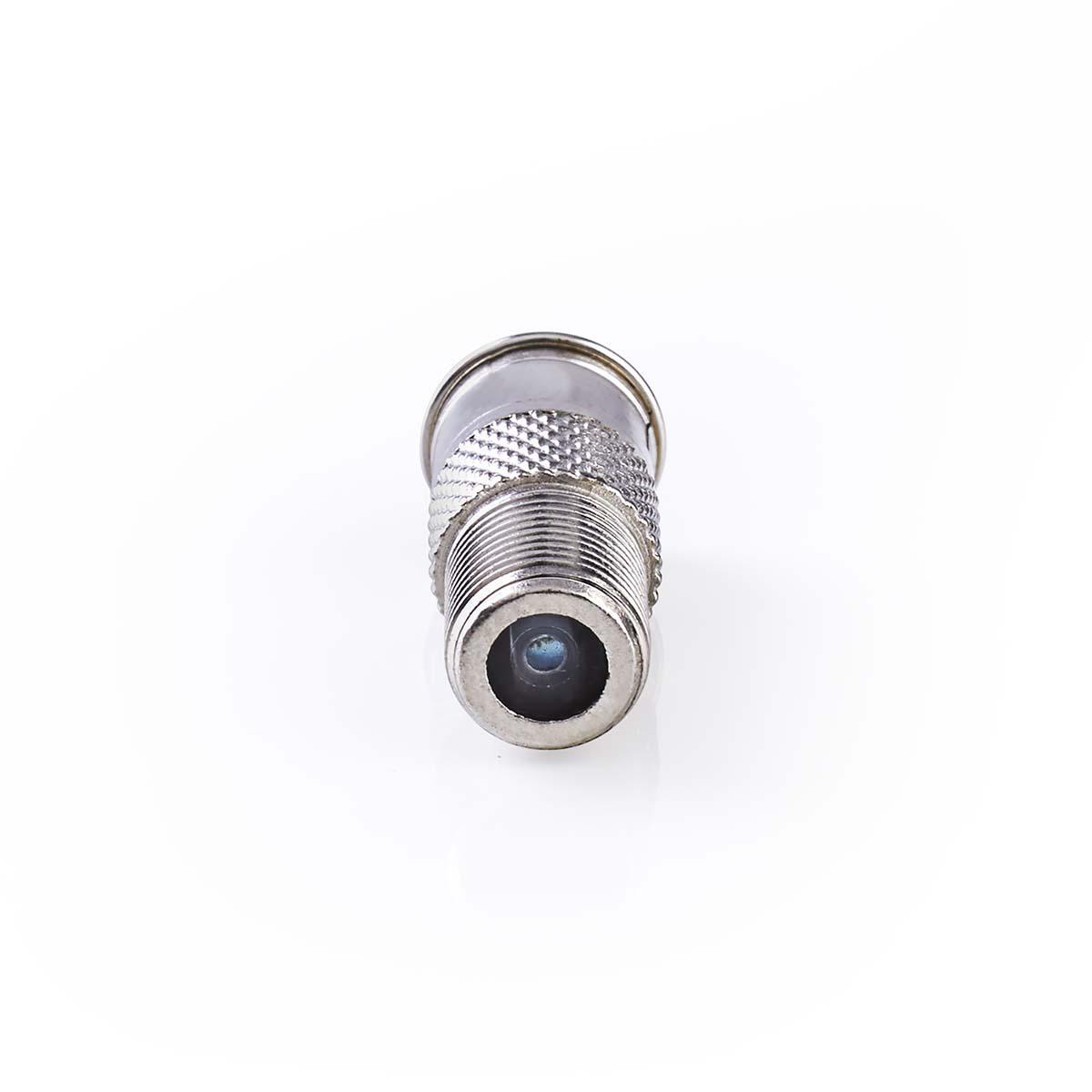 Silberfarbener Metall-F-Stecker für Koaxialkabel. Weißer Hintergrund.