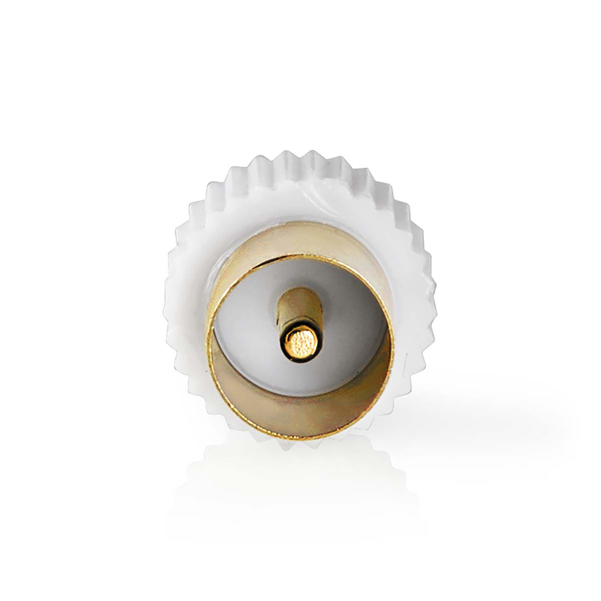 Weißer Stecker mit weißen und goldenen Details, Nahaufnahme auf weißem Hintergrund.