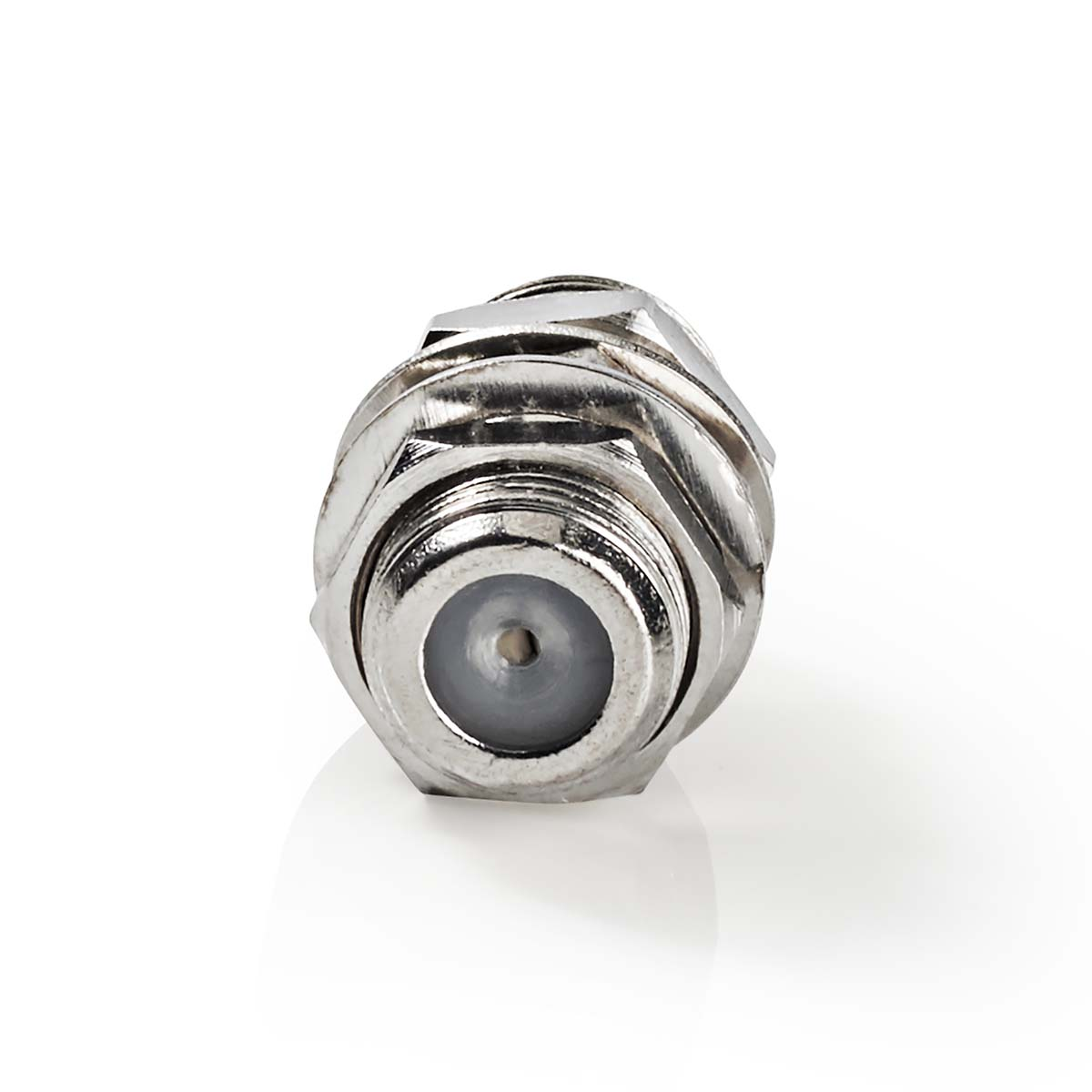 Nahaufnahme eines metallischen, sechseckigen Anschlusses mit zentralem Stecker und weißem Hintergrund.