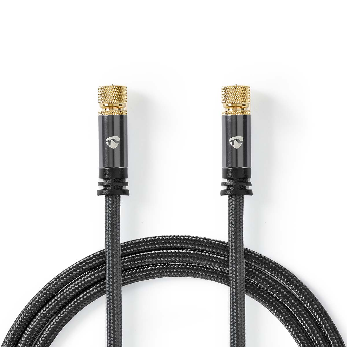 Zwei schwarze Koaxialkabel mit goldenen Steckern und einem strukturierten schwarzen Kabel.