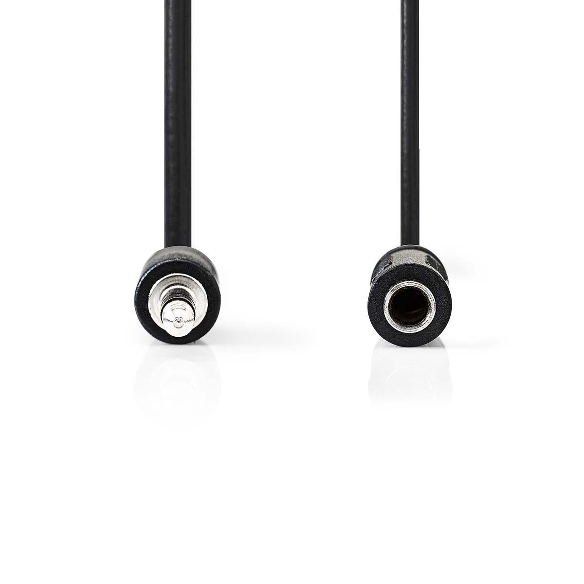 Zwei schwarze Kabel mit Steckern. Weißer Hintergrund. Minimalistischer Studio-Shot.
