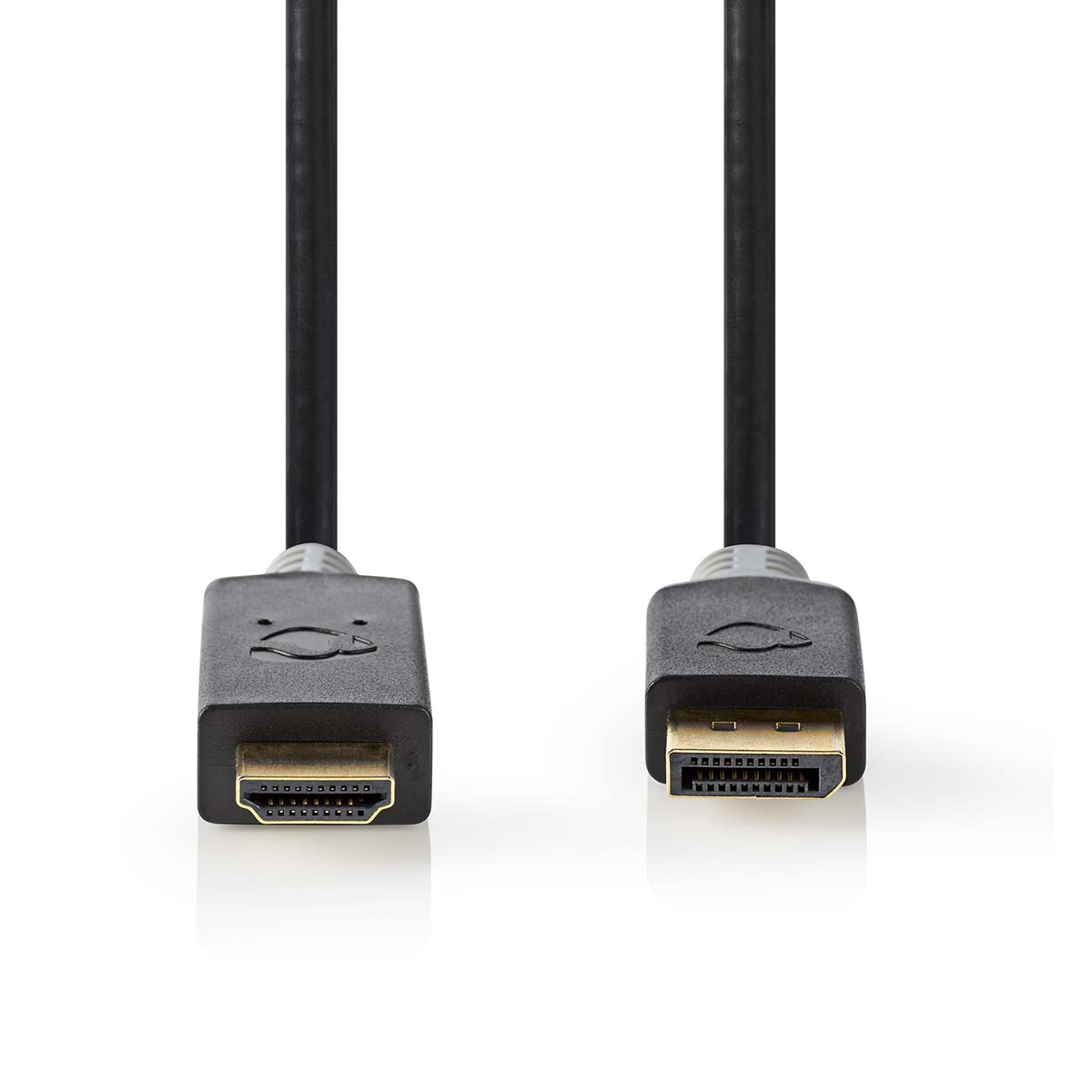 HDMI-Kabel mit schwarzen Steckern und schwarzem Kabel. Weißer Hintergrund.