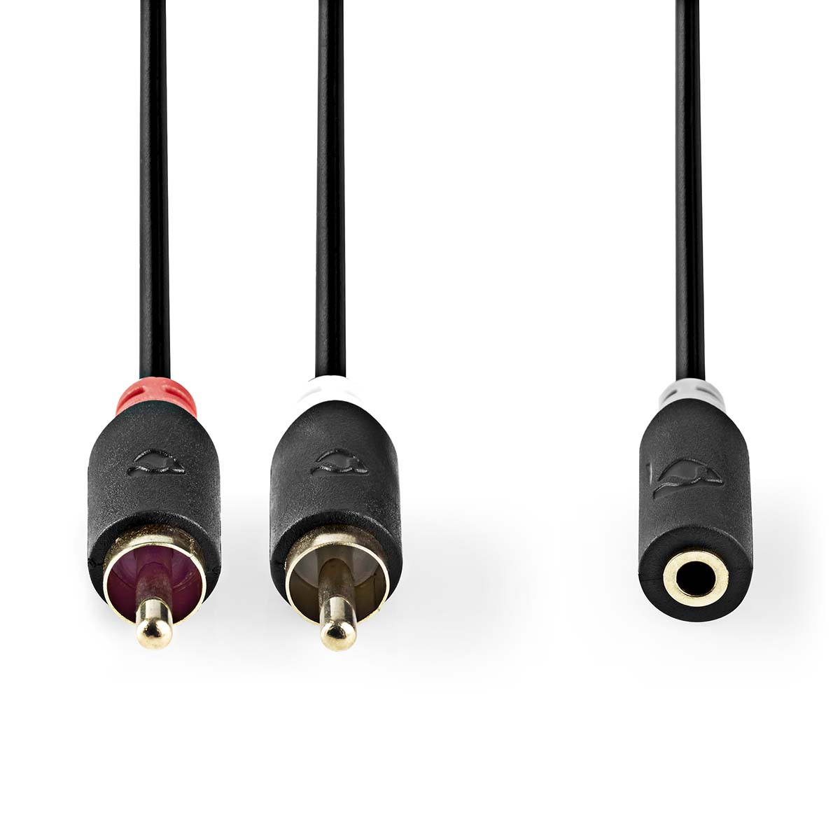 Drie zwarte kabels met verschillende connectoren. Twee RCA en een 3,5 mm-aansluiting. Witte achtergrond.