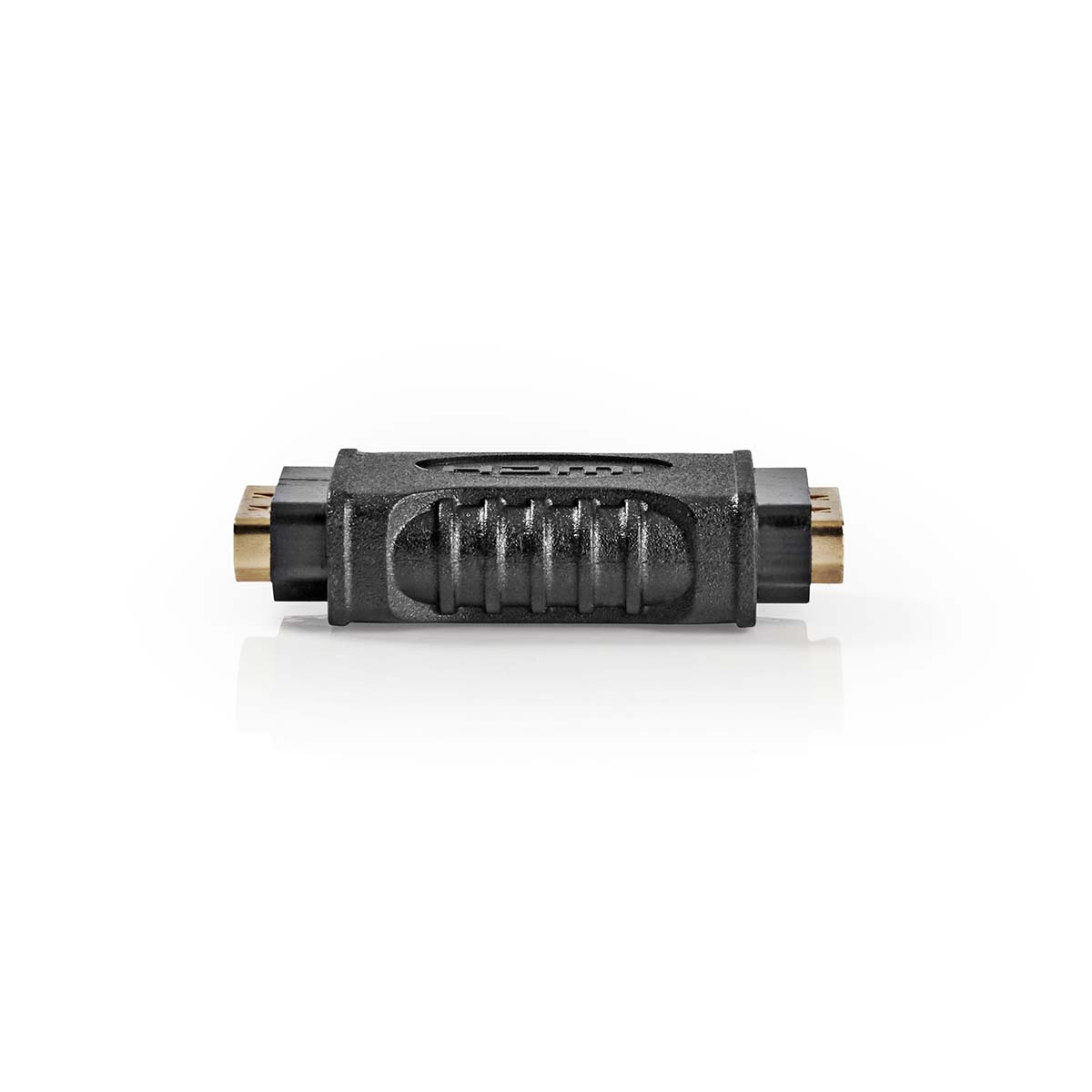 Adattatore HDMI nero. Due connettori HDMI maschio su ciascuna estremità. Sfondo bianco.