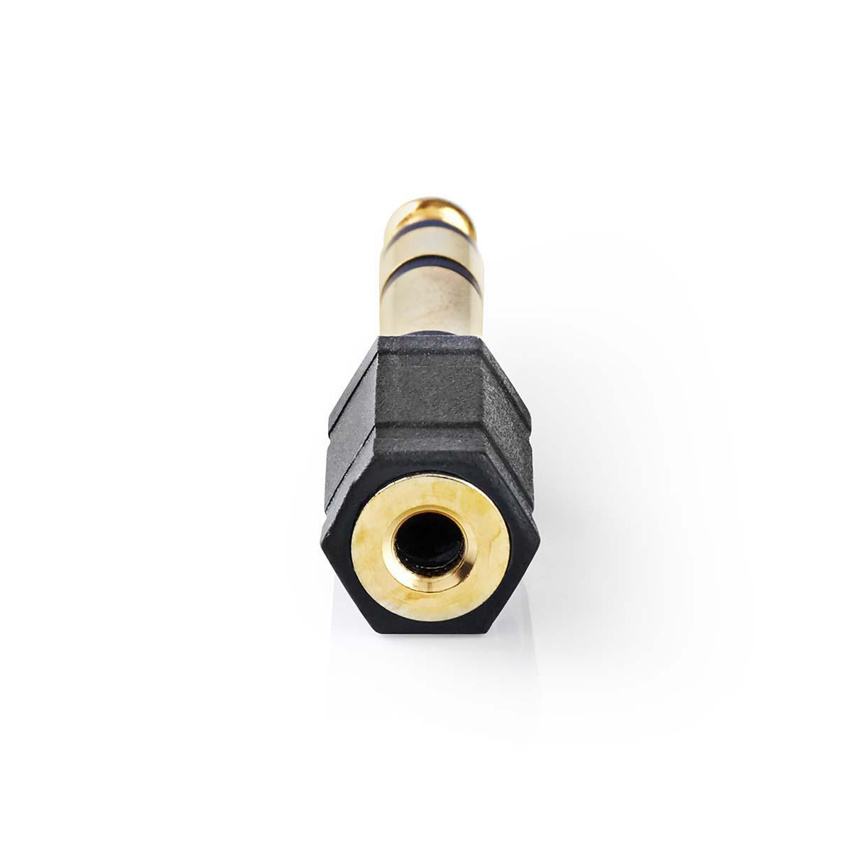 Een gouden en zwarte audio-adapter op een wit oppervlak, close-up weergave.