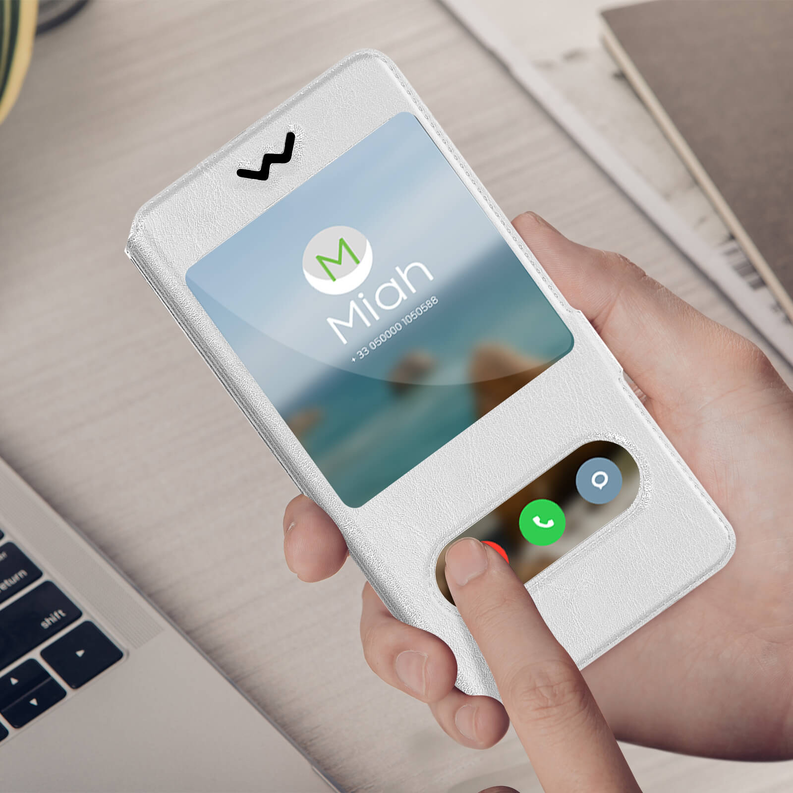 Una mano tocca lo schermo di un telefono all'interno di una custodia in pelle bianca. Lo schermo mostra un'interfaccia di chiamata.