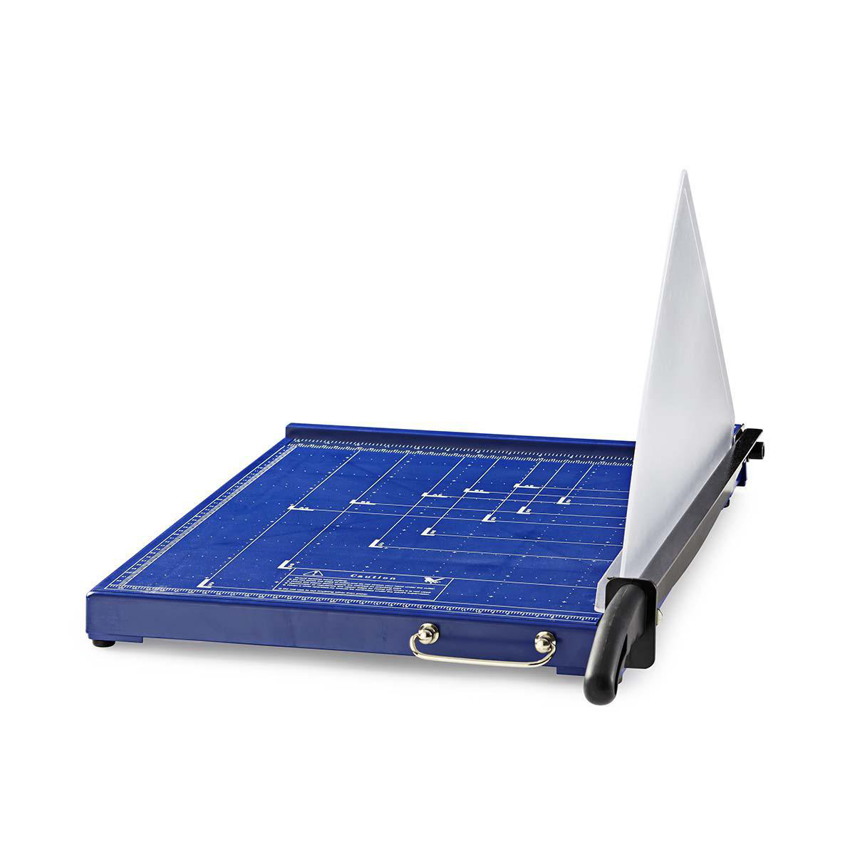 Blauwe papiersnijder met witte geleider. Metalen handvat en zwarte meshouder. Witte achtergrond.