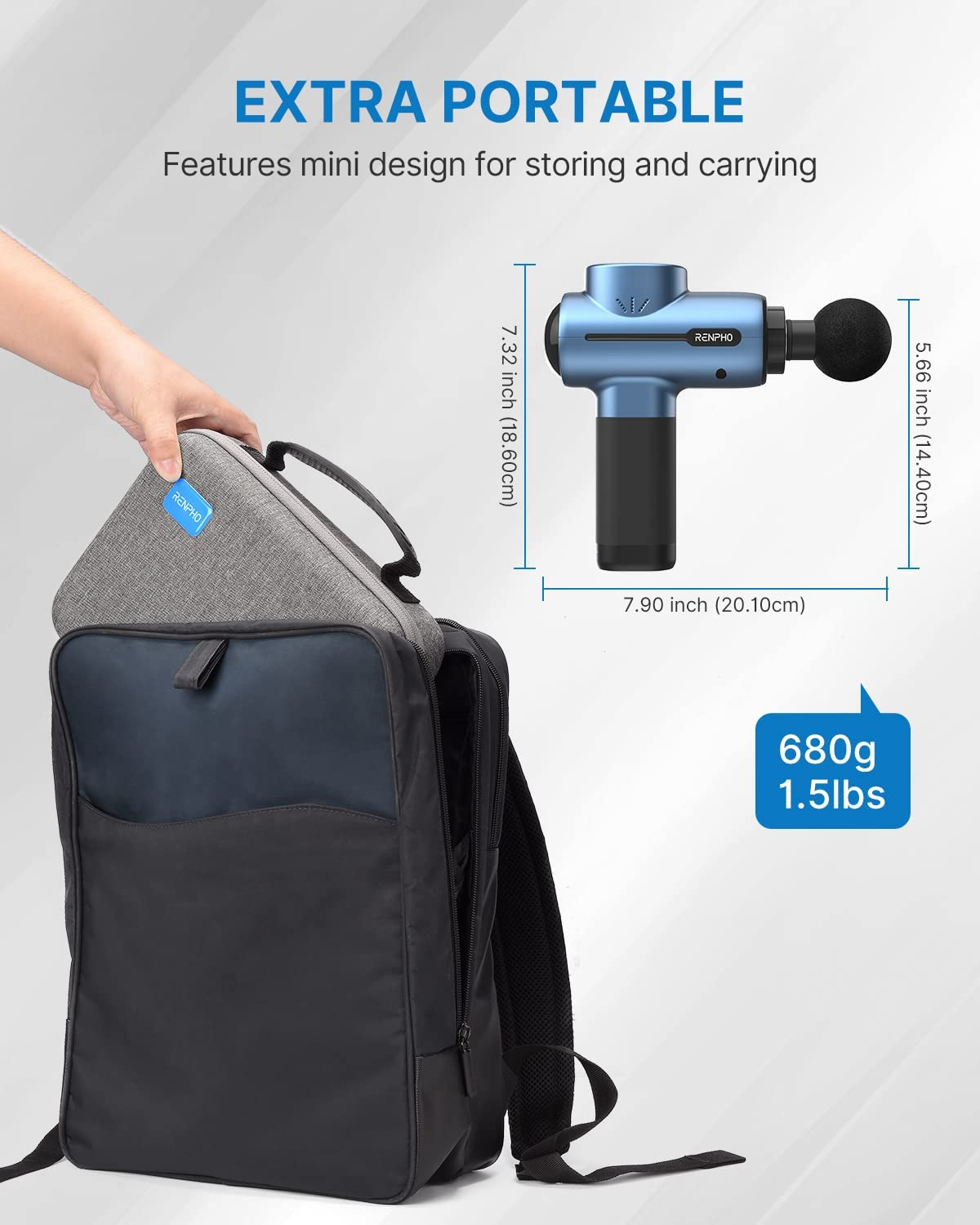 Blaue Massagepistole neben einem Rucksack, zusammen mit Messetiketten.