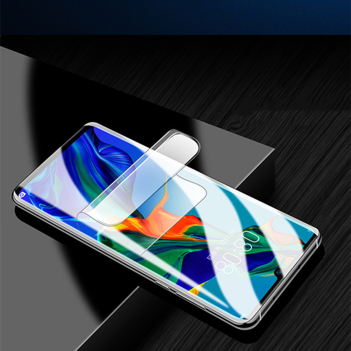 Ein Displayschutz wird auf ein Telefon aufgebracht. Der Bildschirm zeigt ein farbenfrohes Hintergrundbild.