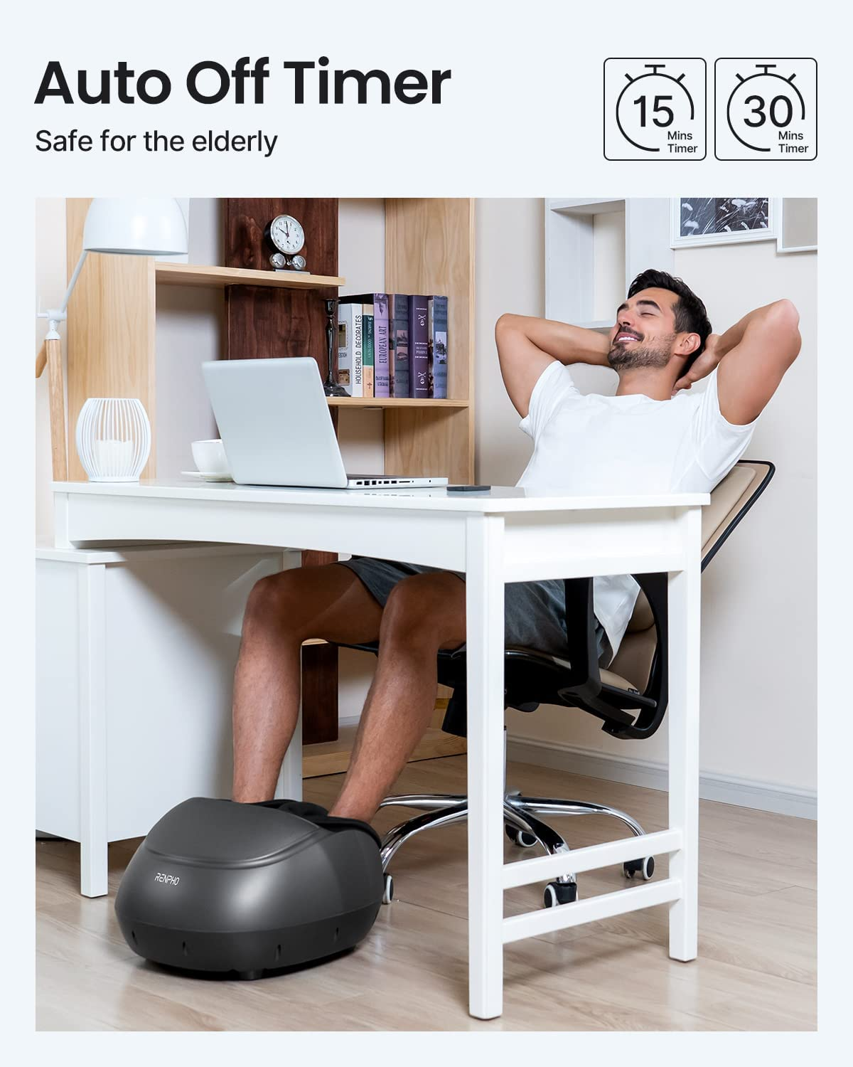 Ein Mann sitzt entspannt mit den Händen hinter dem Kopf, Füße in einem Fußmassagegerät. Weißer Hintergrund.