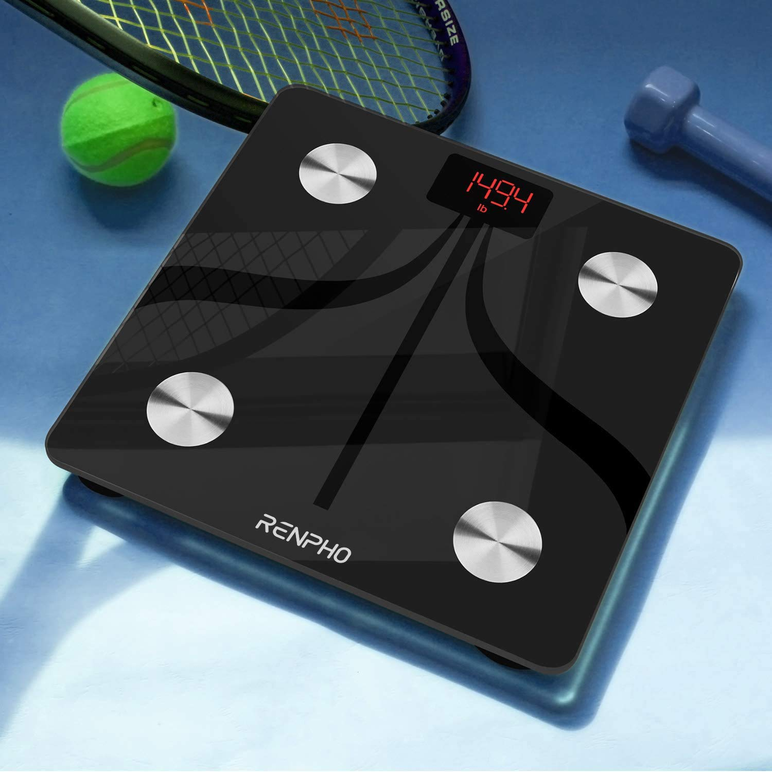 Digitale schwarze Waage mit Tennisball, Hantel und Schläger.