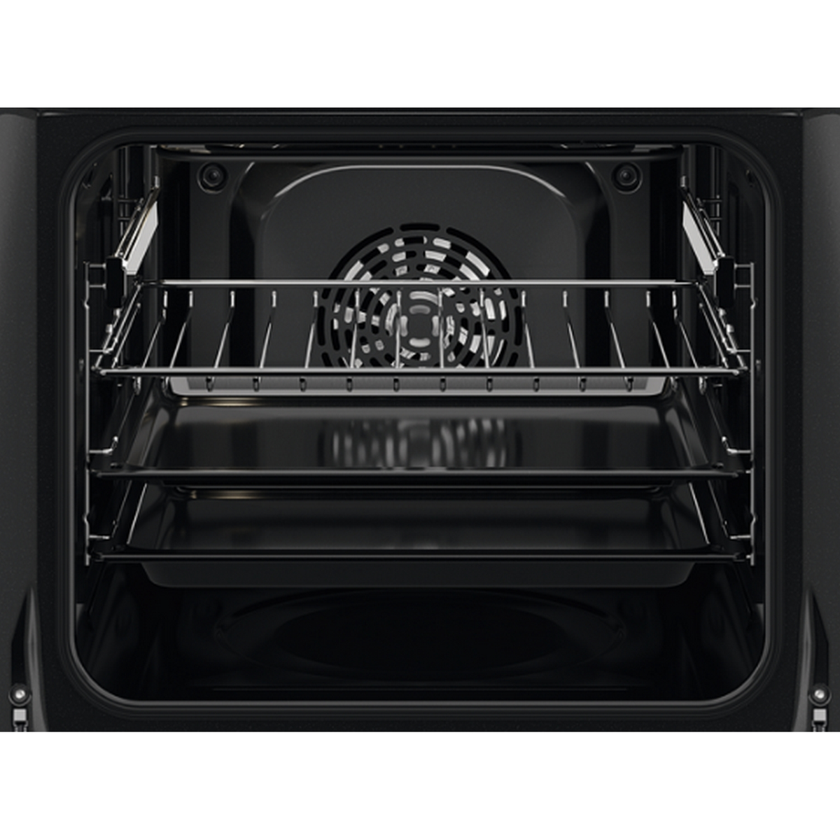 Czarne wnętrze piekarnika z półkami i wentylatorem, widoczne z otwartych drzwi.