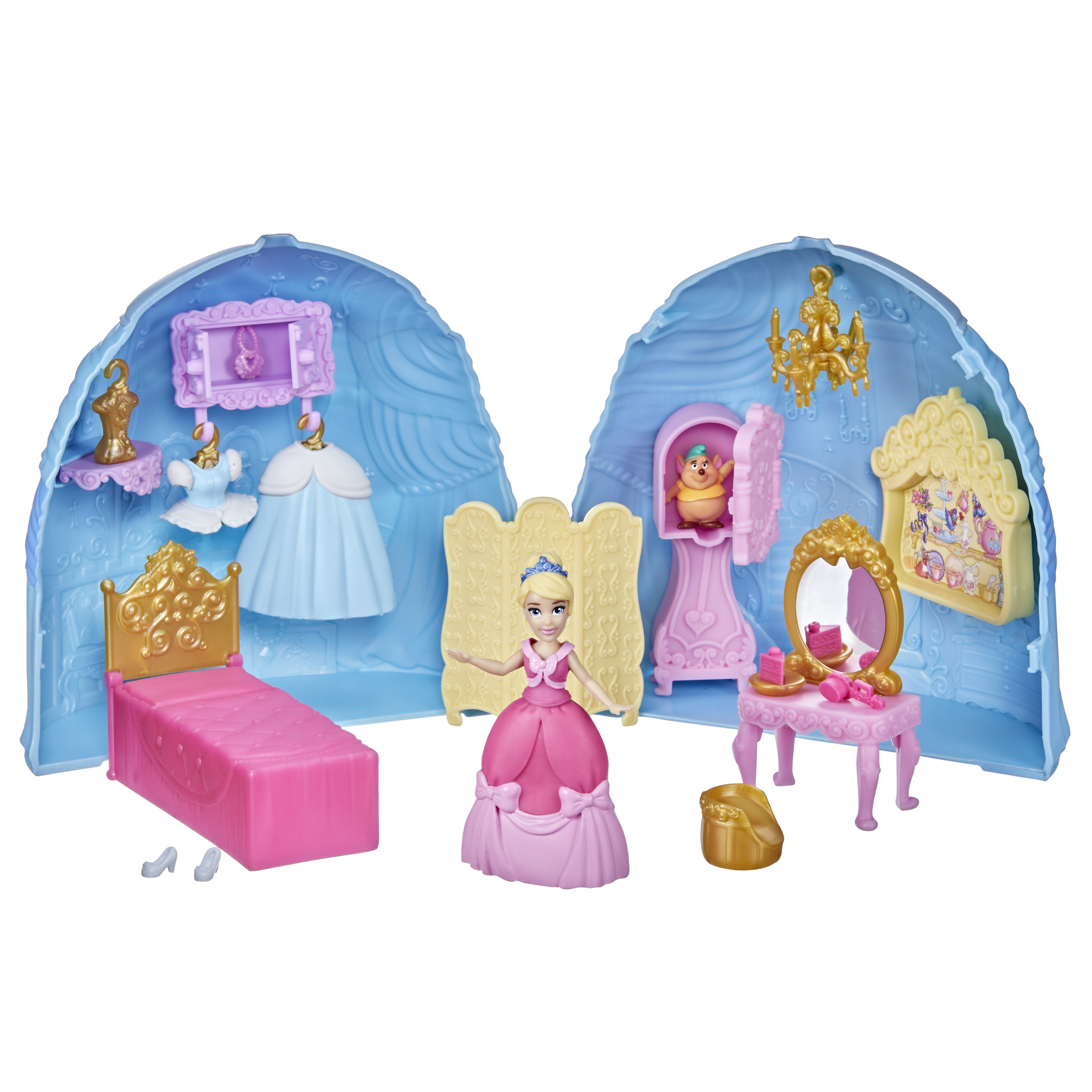 Set de juego de princesa de juguete. Tiene una muñeca princesa, cama, tocador, armario y araña, todo en un entorno azul.