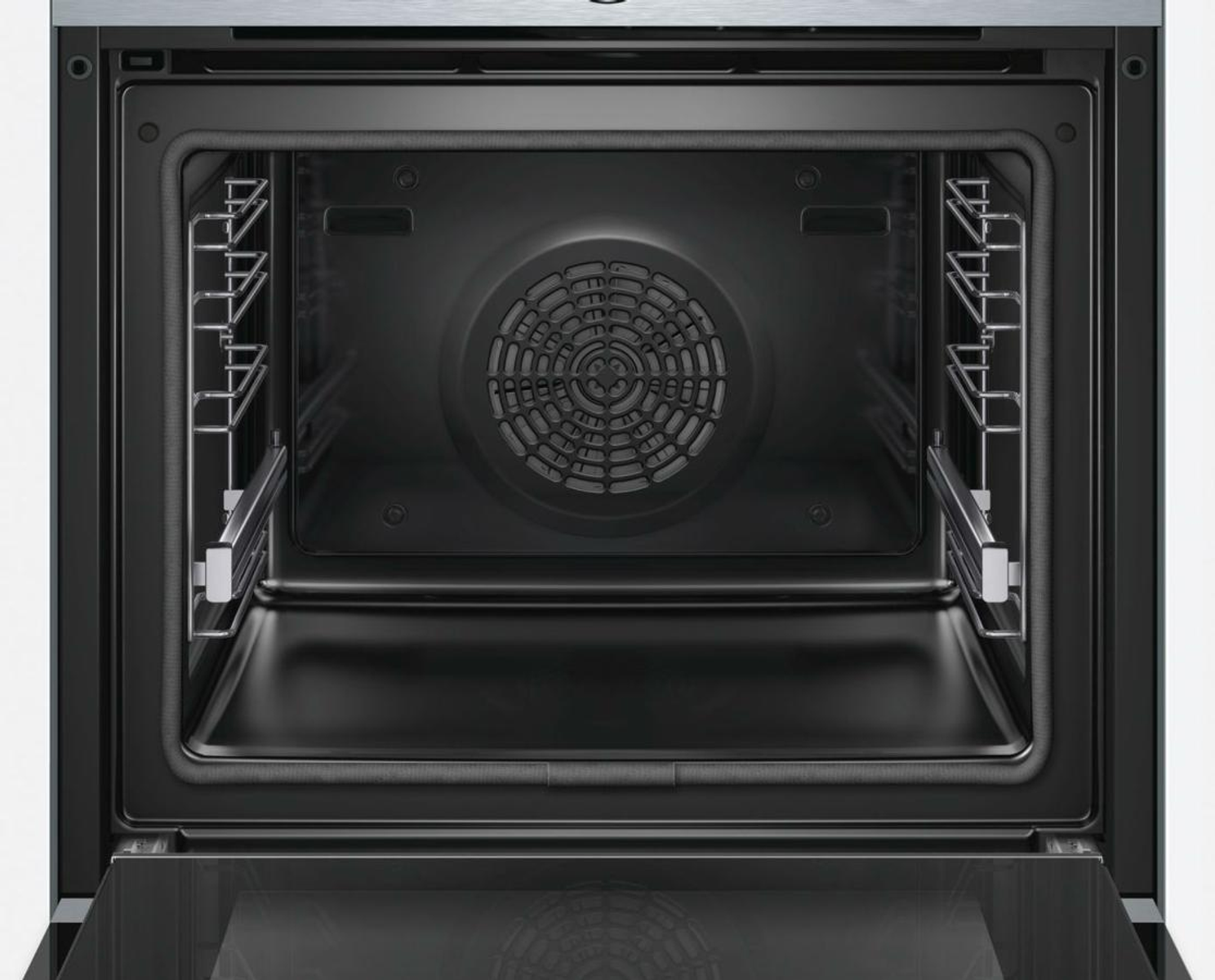 Vista interna di un forno a incasso. Il forno ha una ventola e delle griglie. L'interno è nero.