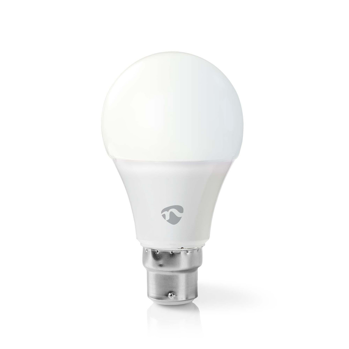 Una lampadina LED bianca con base argentata, appoggiata su una superficie bianca. La lampadina ha una parte superiore arrotondata e un logo.