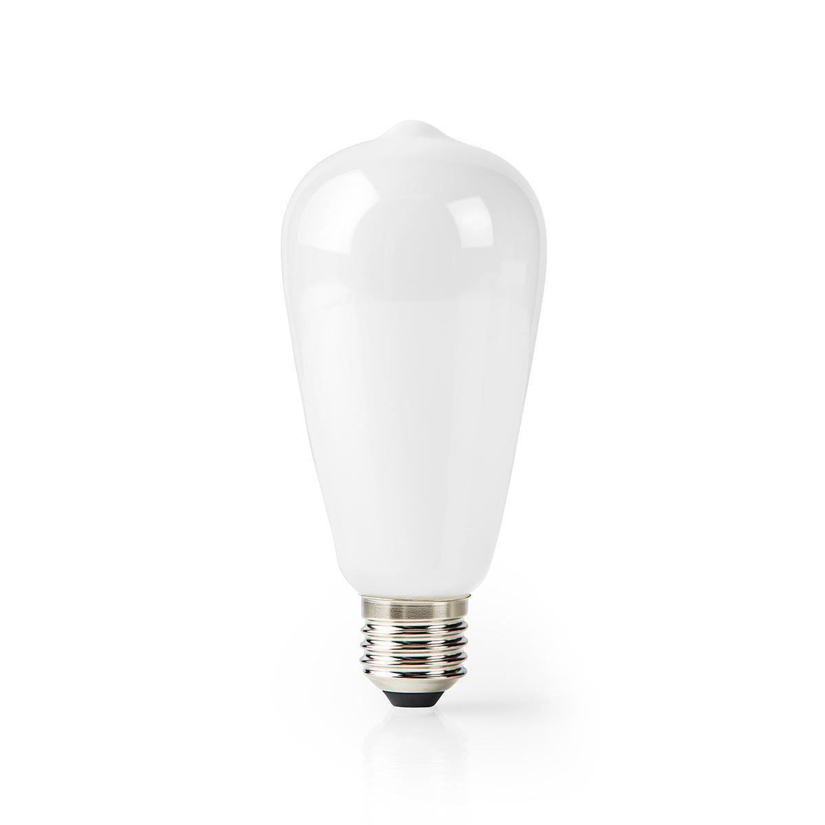 Lampadina bianca a forma di pera con base argentata. Sfondo bianco.