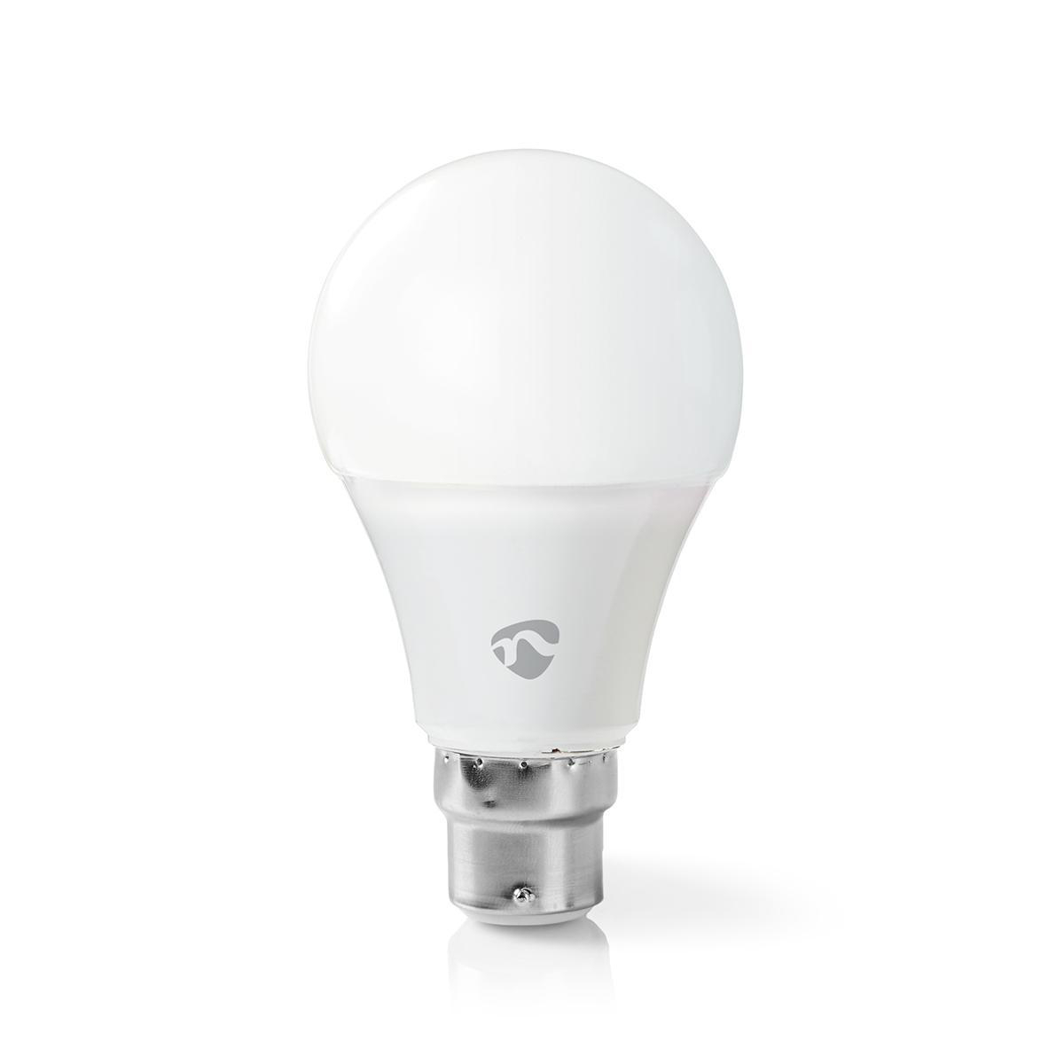 Una lampadina LED bianca con base argentata e logo grigio su sfondo bianco.