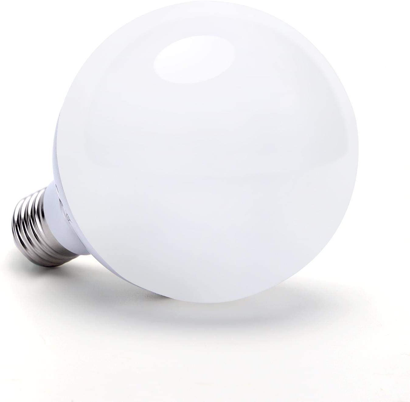 Una lampadina bianca con base a vite argentata su sfondo bianco.