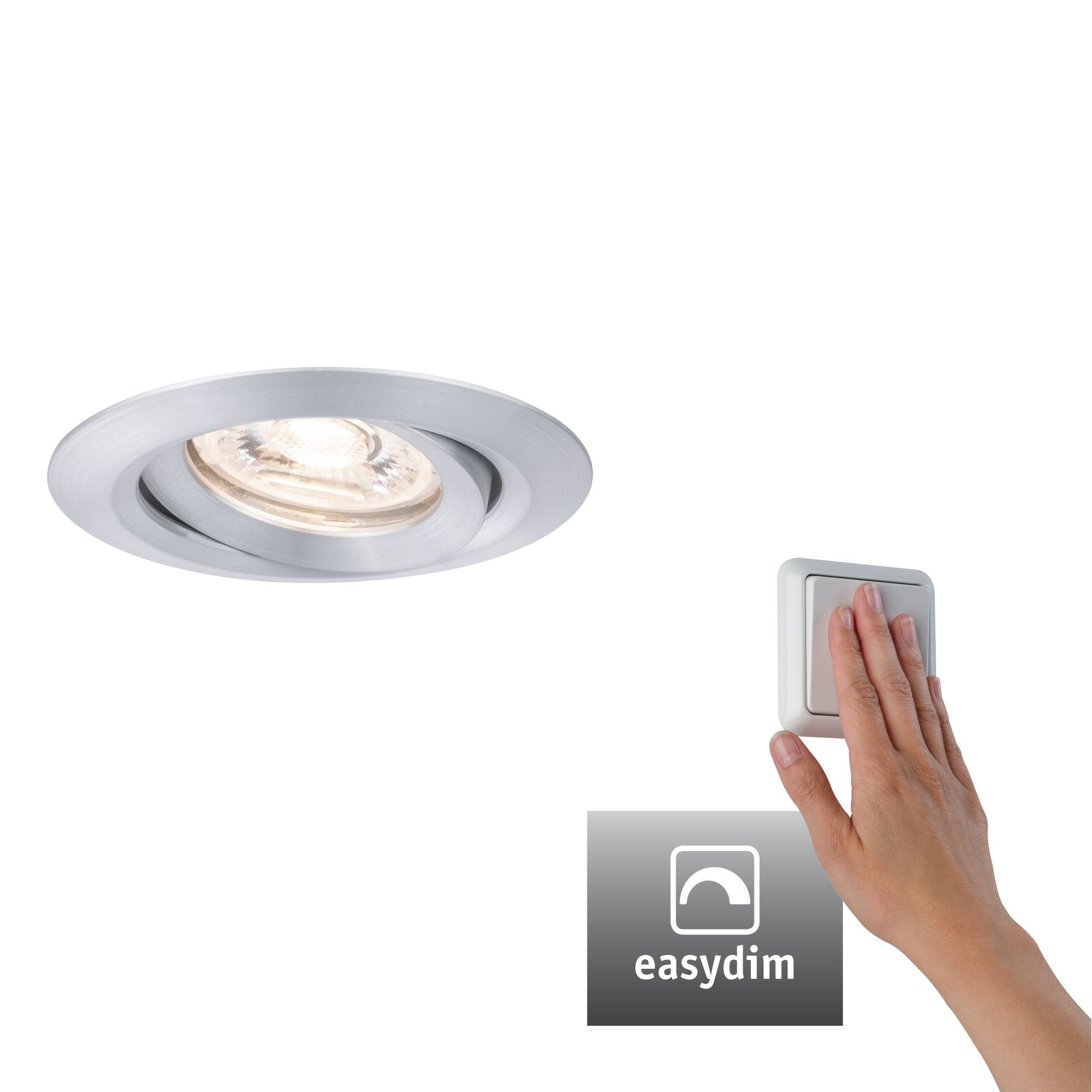 Eine Einbauleuchte und ein Lichtschalter. Das Licht ist silberfarben, eine Hand berührt den Schalter.