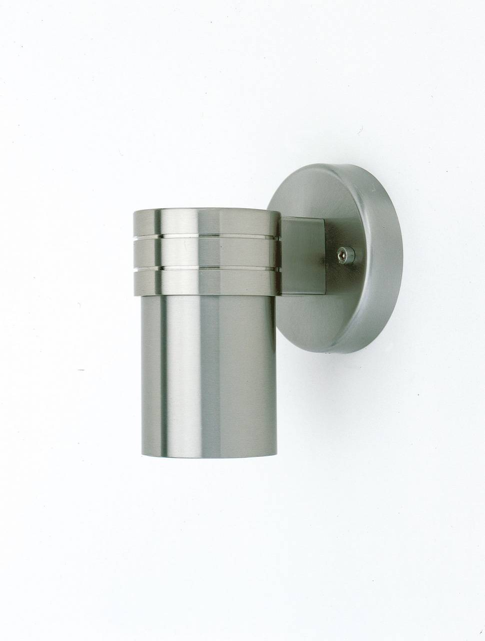 Eine moderne silberne Wandleuchte mit zylindrischem Lampenschirm und Ringen.