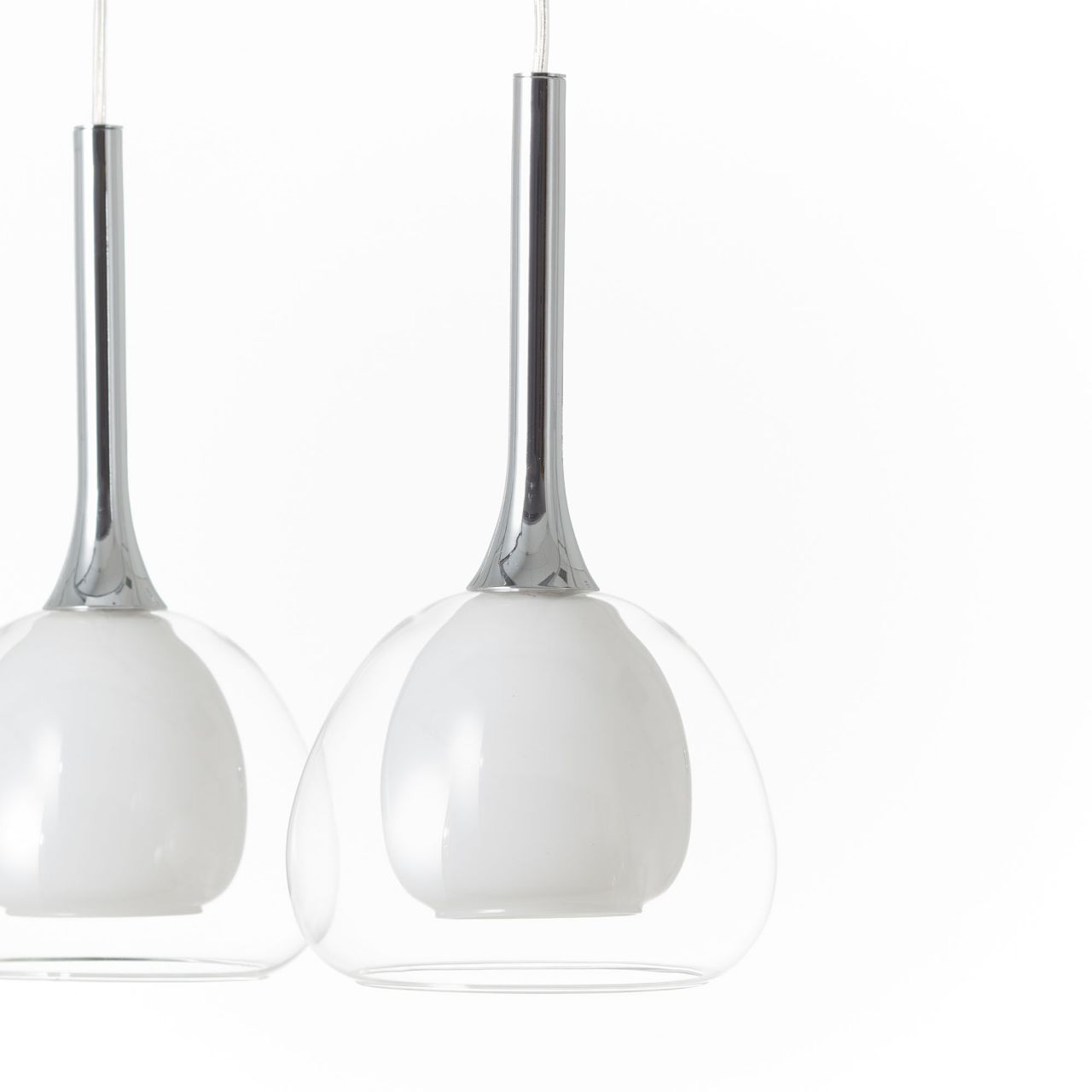 Zwei moderne Pendelleuchten mit weißen Glaskugeln und Chromakzenten.