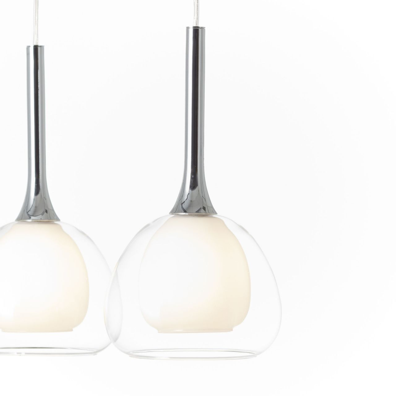 Zwei moderne Pendelleuchten mit Chromdetail und weißem Glaskolben.