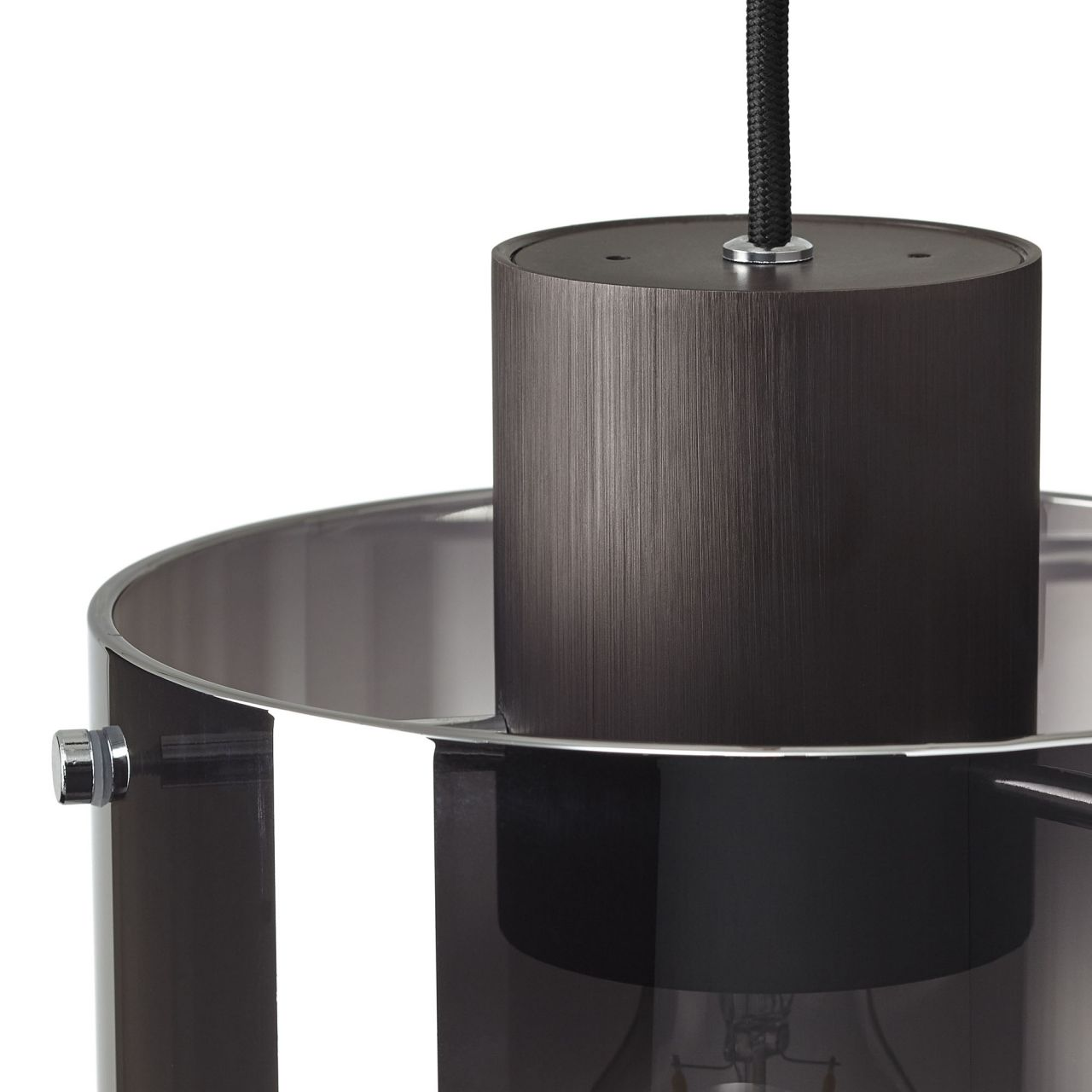 Dunkler zylindrischer Lampenschirm mit Metallakzenten und sichtbarem Kabel.