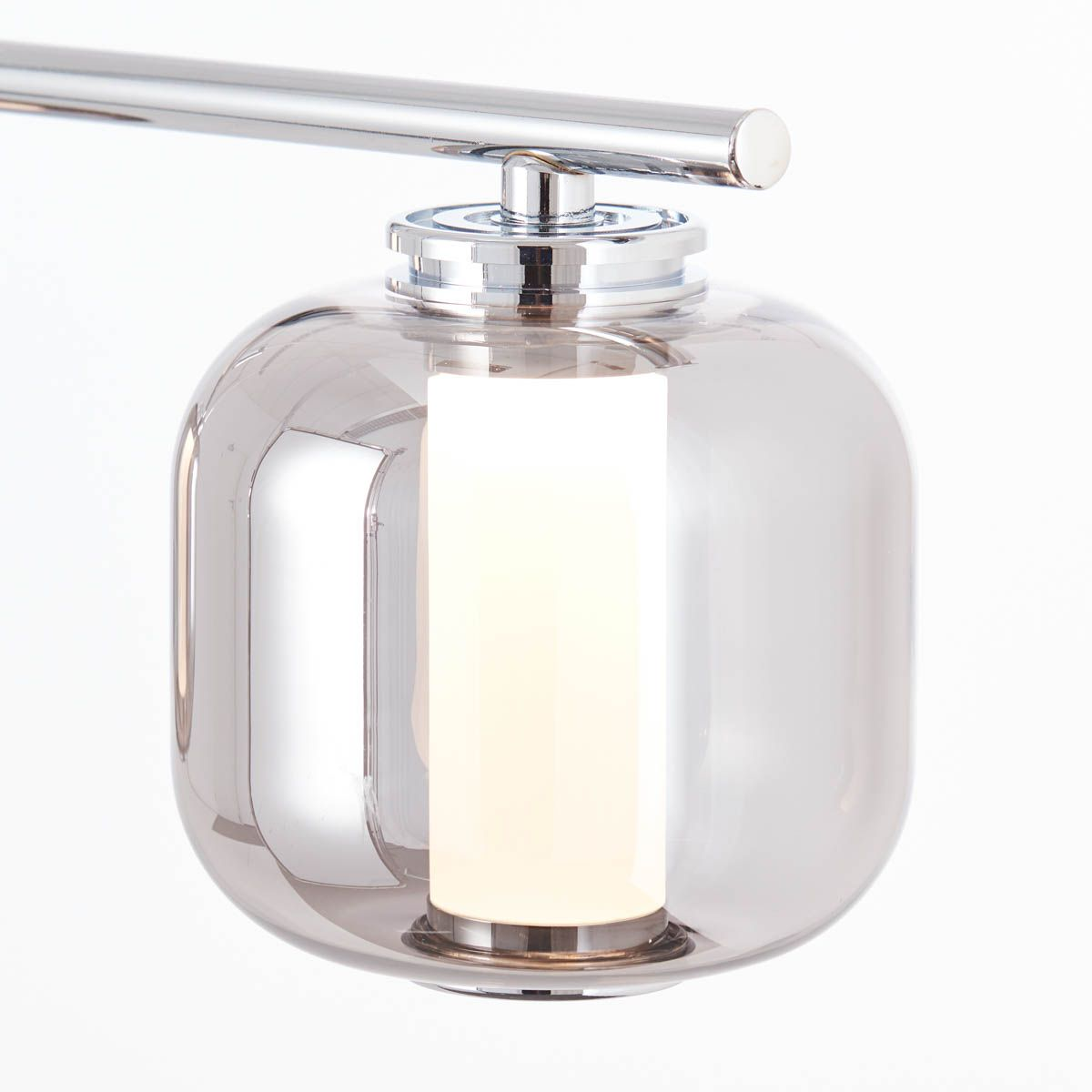 Eine silberne Lampe mit einem durchsichtigen Glasgehäuse und einem weißen Licht.