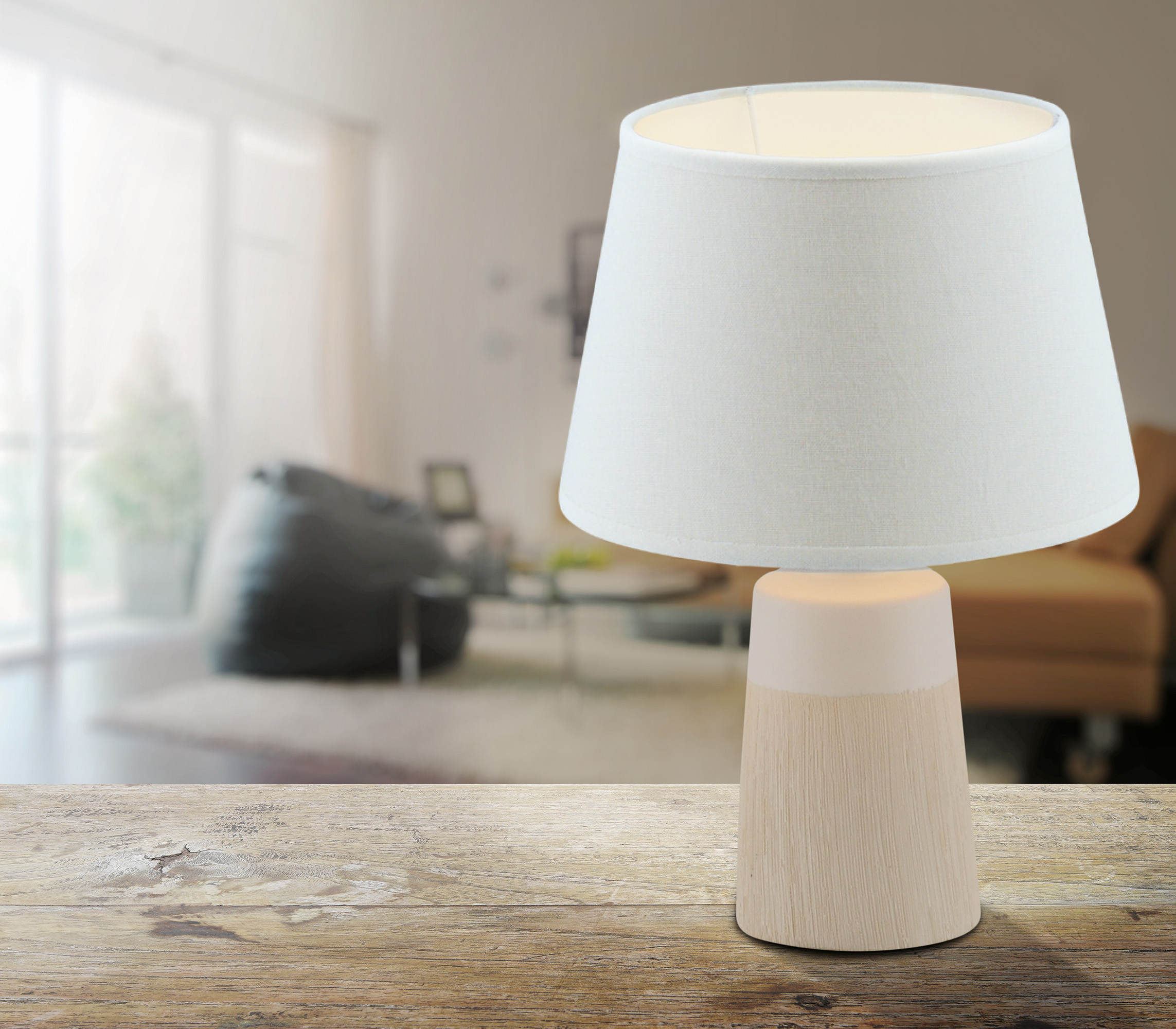 Une lampe sur une table en bois dans une pièce.