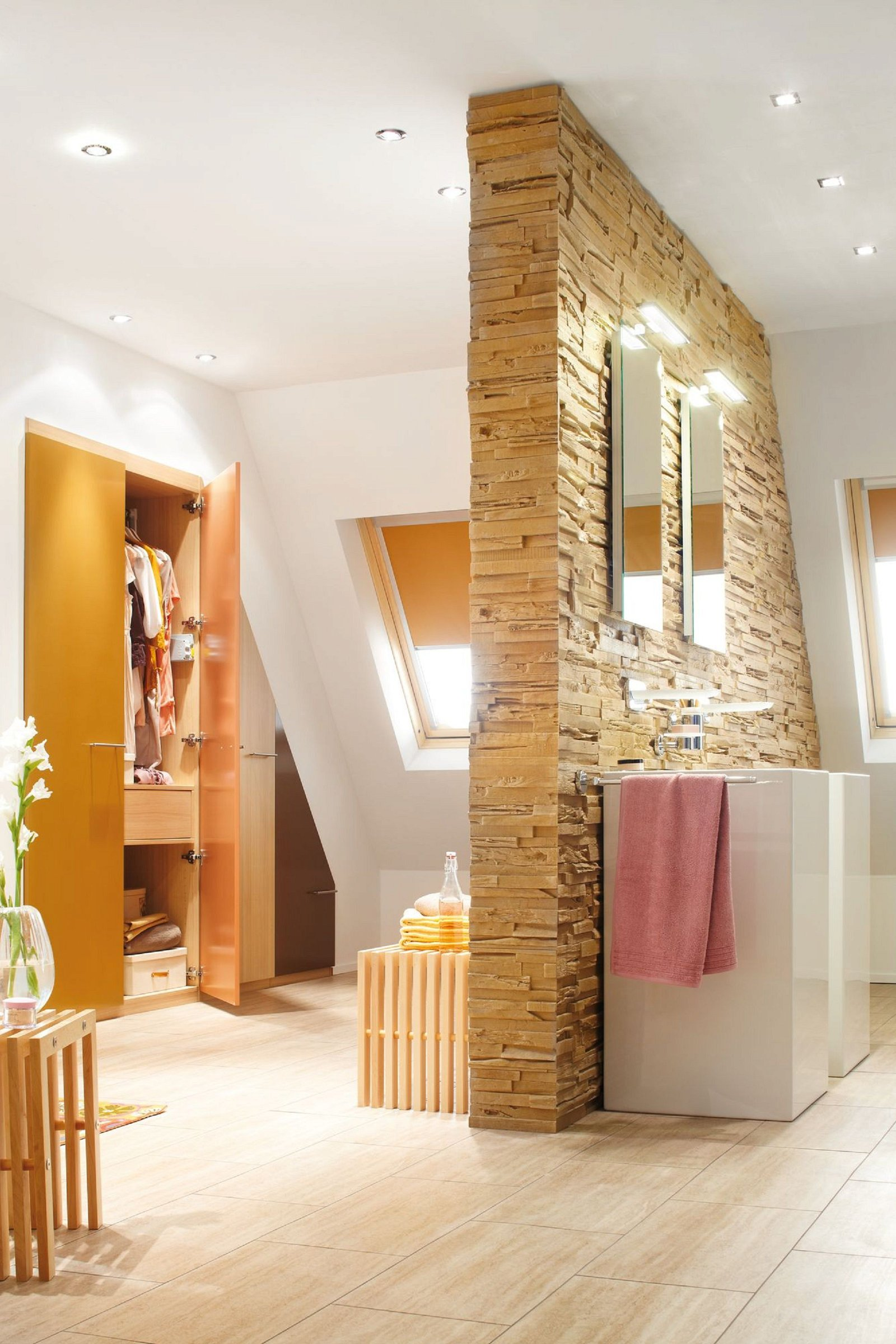 Badezimmer mit Holzwand, weißem Waschbecken, Spiegel und offenem Kleiderschrank. Beiger Fliesenboden.
