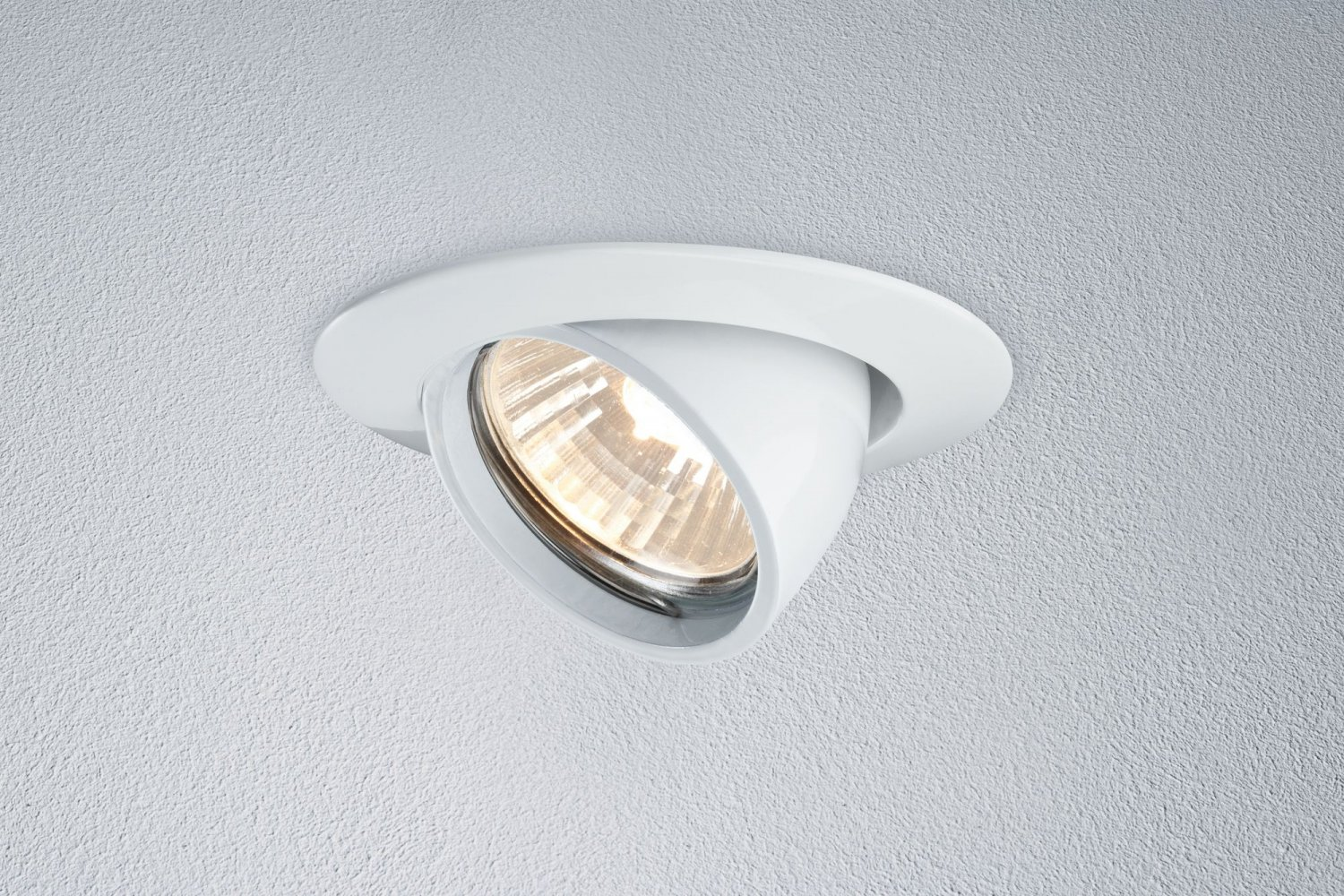 Eine weiße Einbauleuchte mit einer verstellbaren, abgewinkelten Lichtquelle, die Licht emittiert.