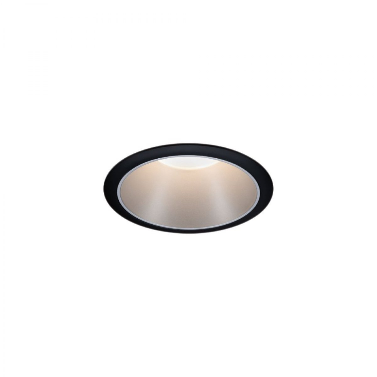 Una scena all'aperto con luci che illuminano gradini di pietra, piante e botti di legno con fiori.